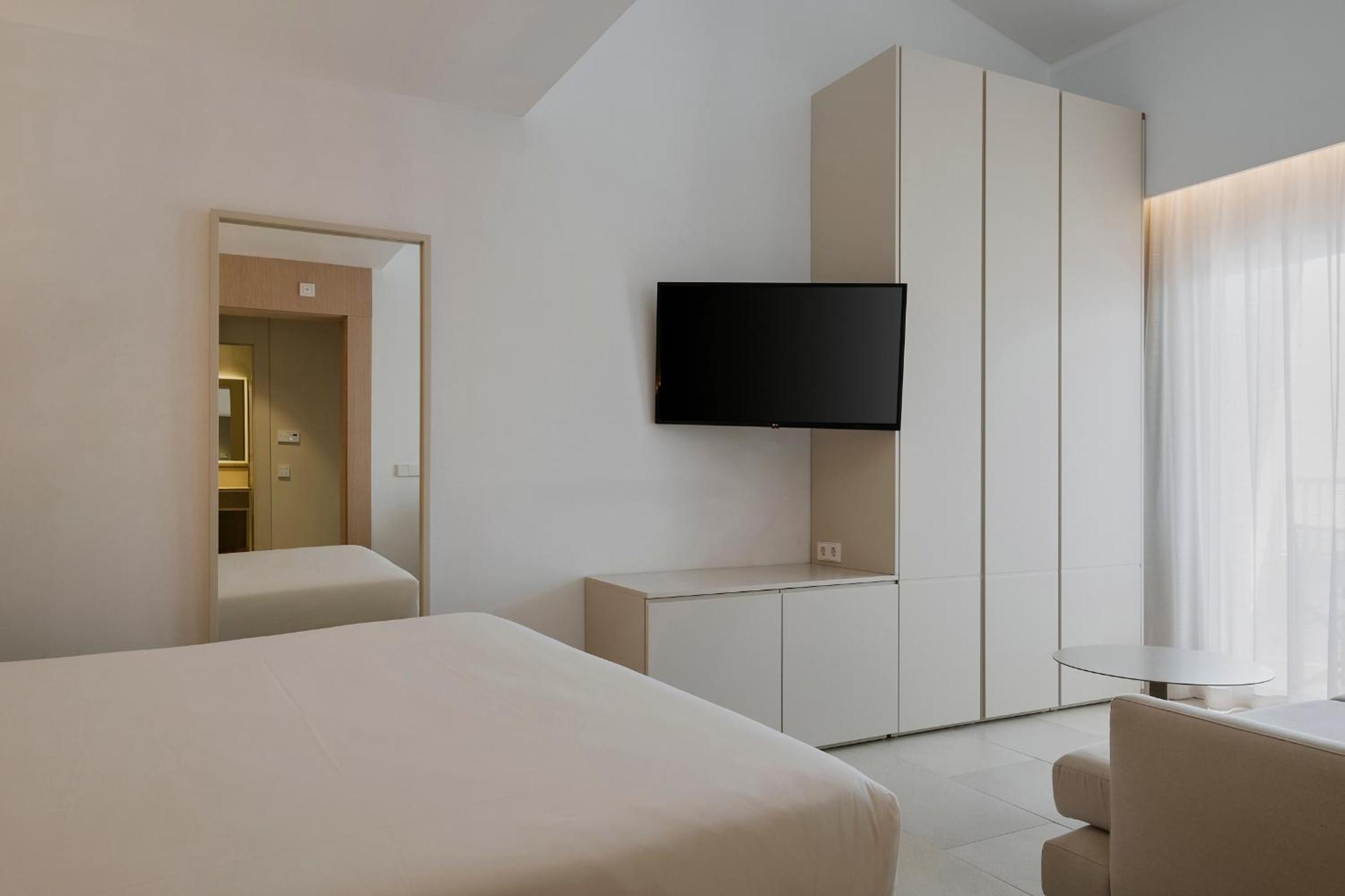 Two Bedroom Suite with balcony - Photo 10