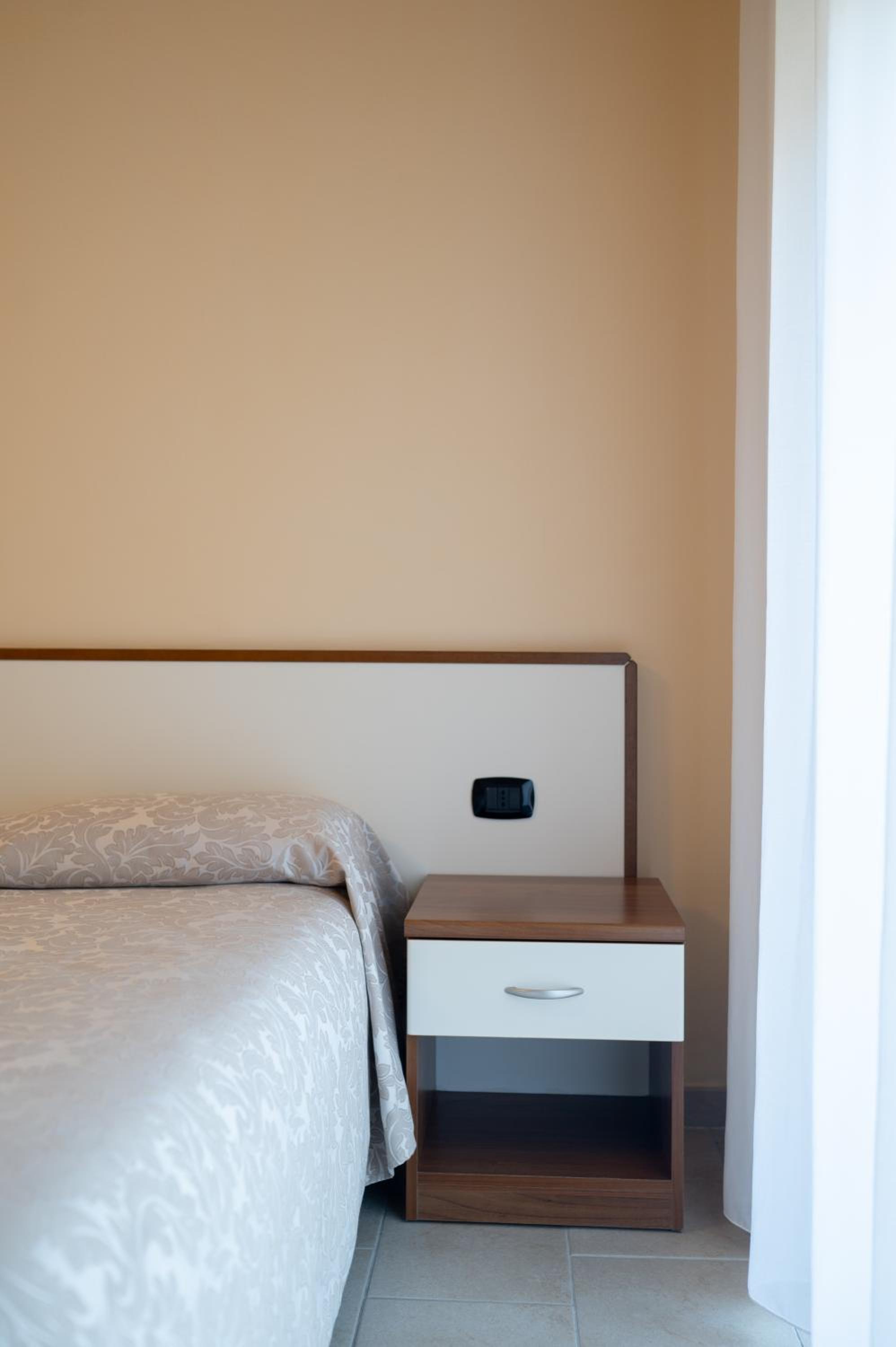Standard Double Room - Photo 7