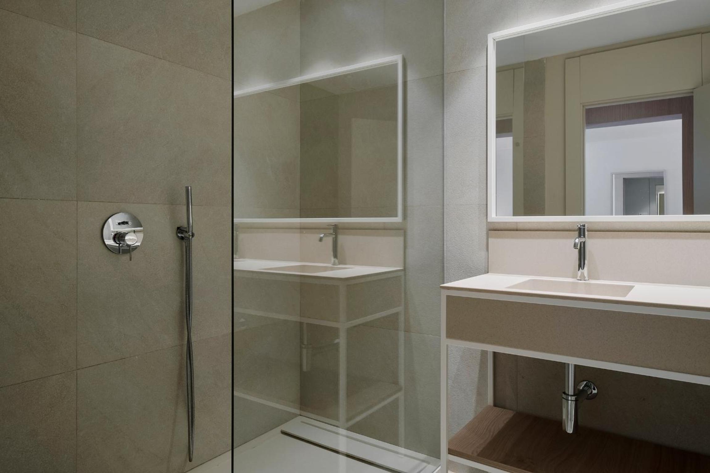 Two Bedroom Suite with balcony - Photo 2