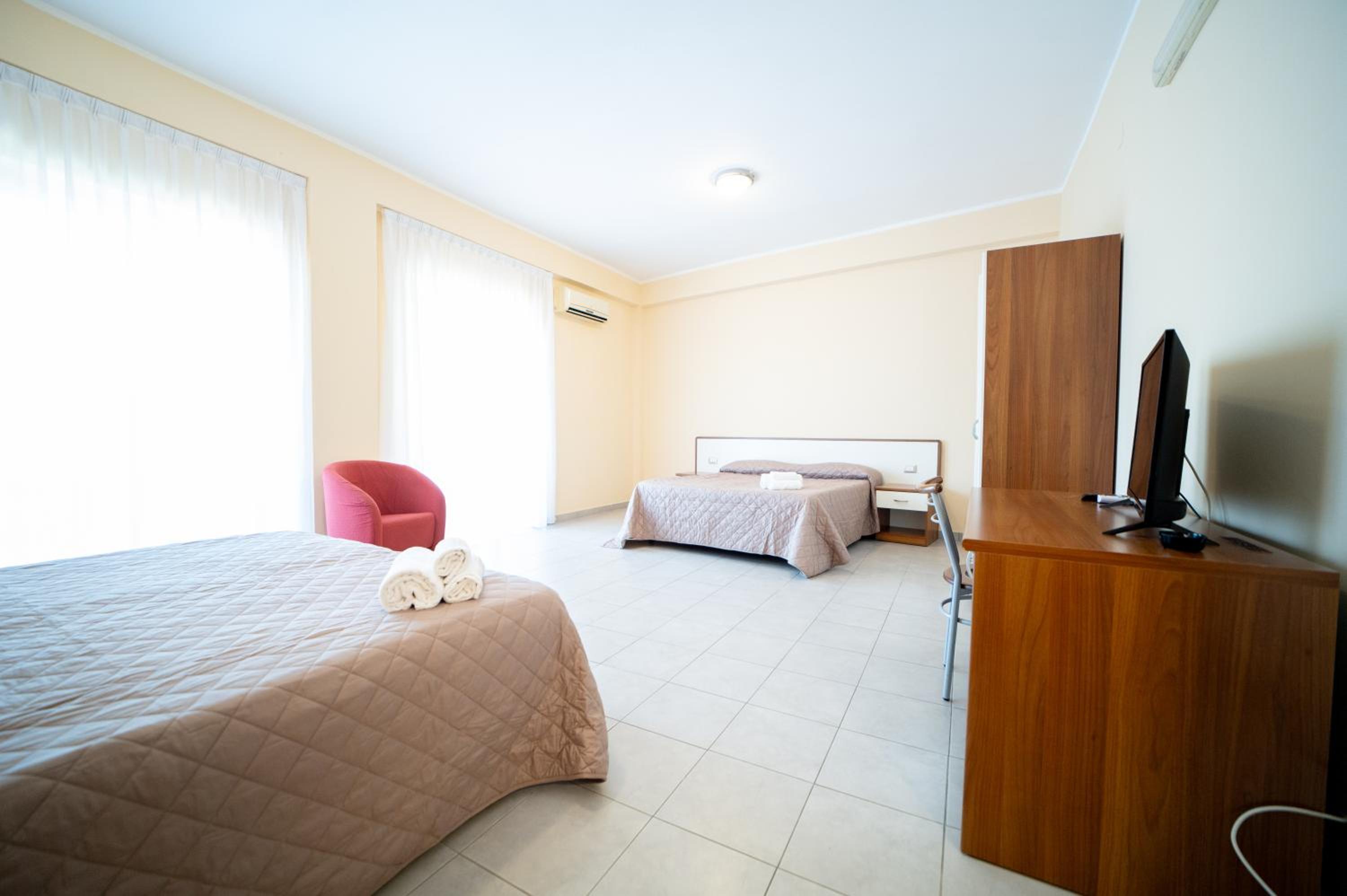 Standard Double Room - Photo 9