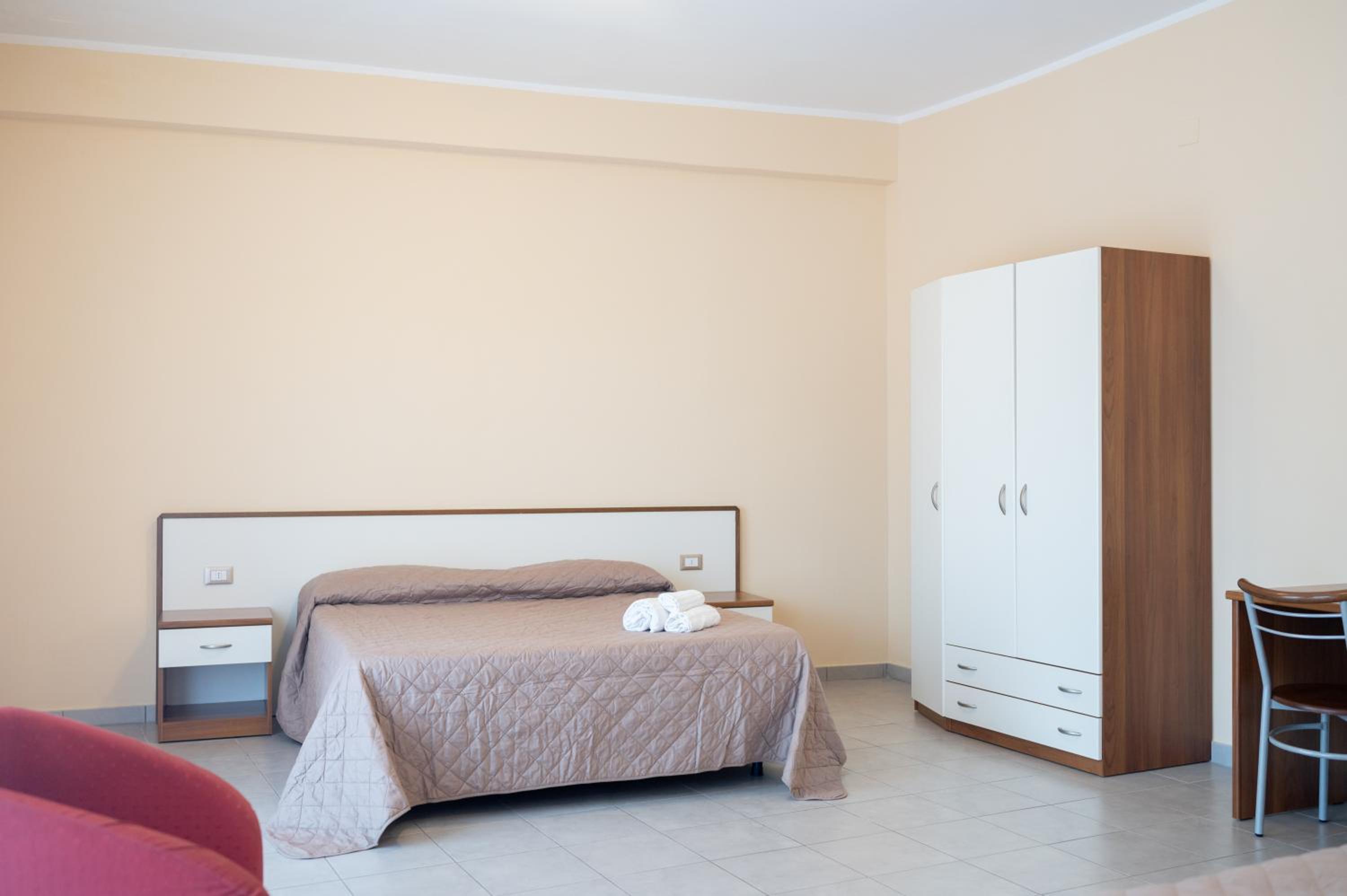 Quadruple Room with Balcony - Photo 6