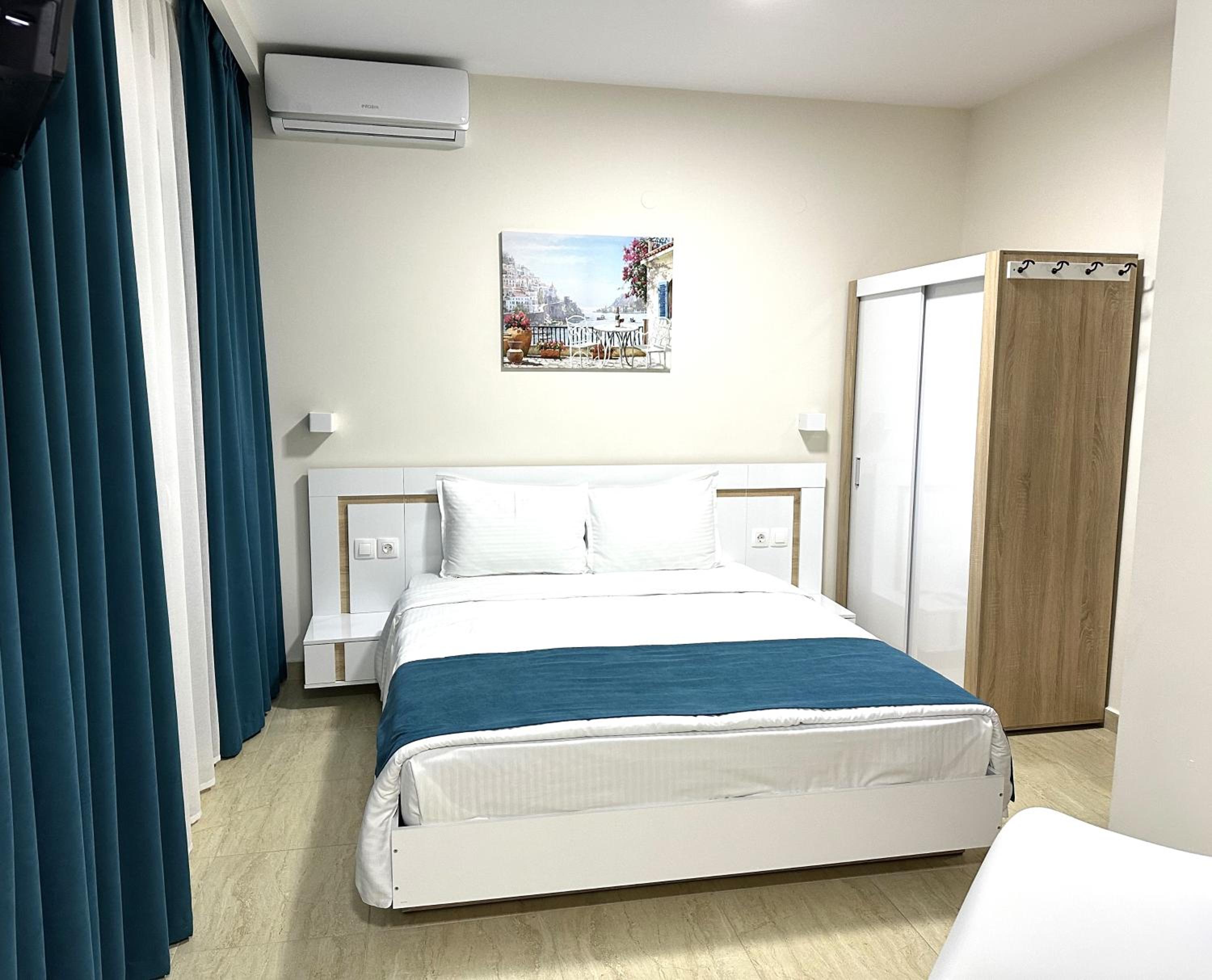 Deluxe Double Room with Side Sea View photo 1