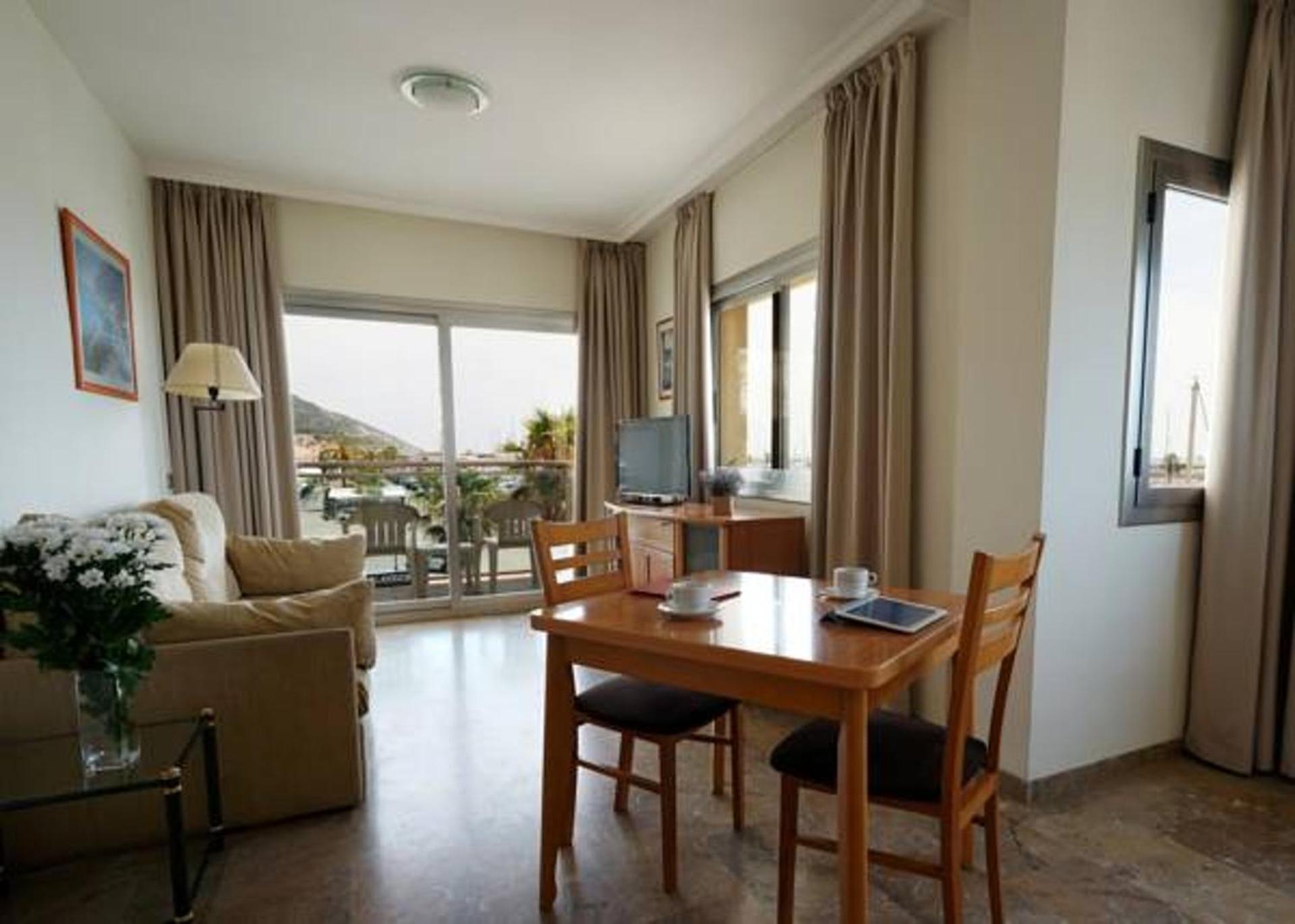 One-Bedroom Apartment with Marina Views (3 Adults) - Photo 3