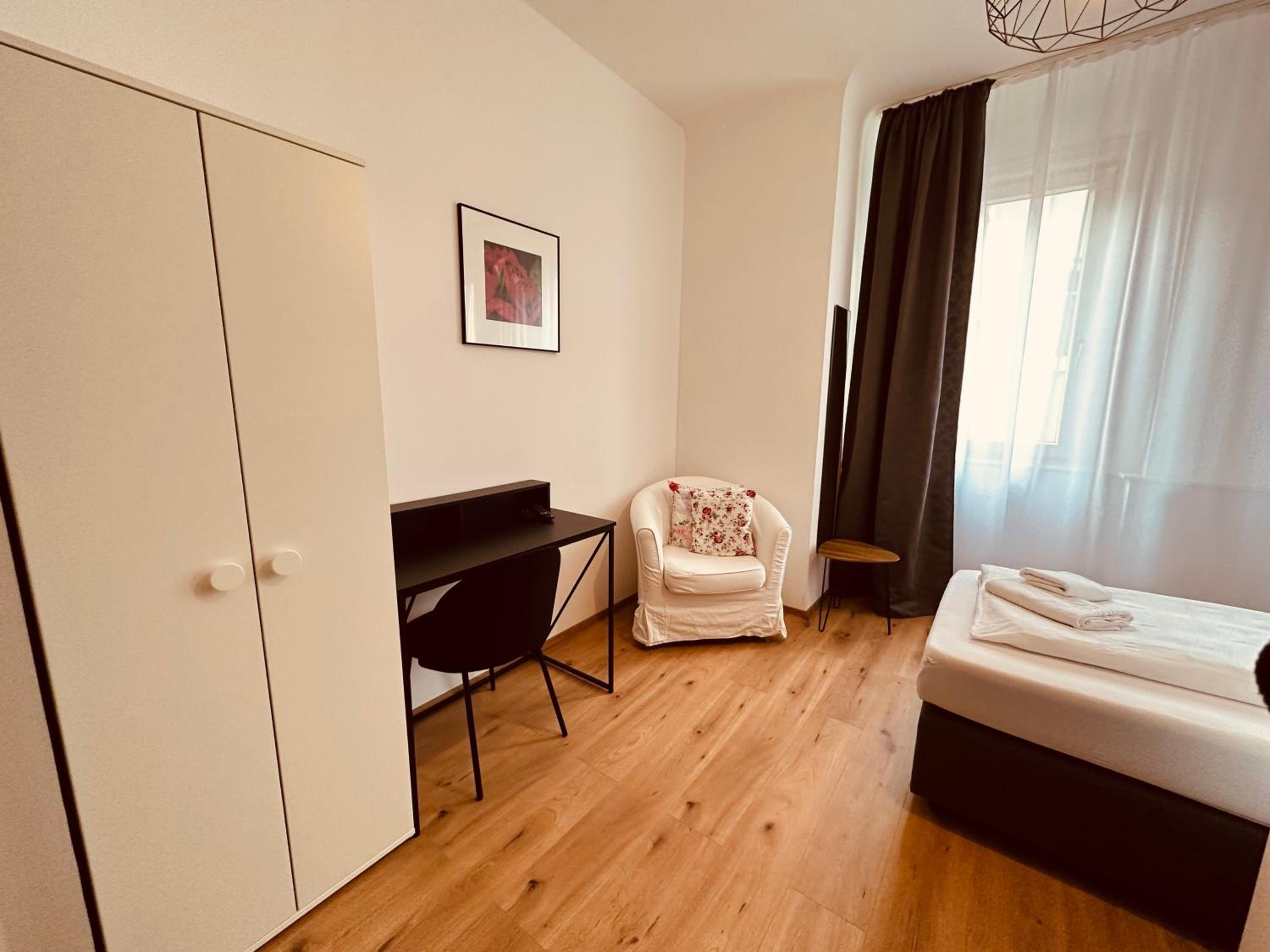 Single Room - Photo 2