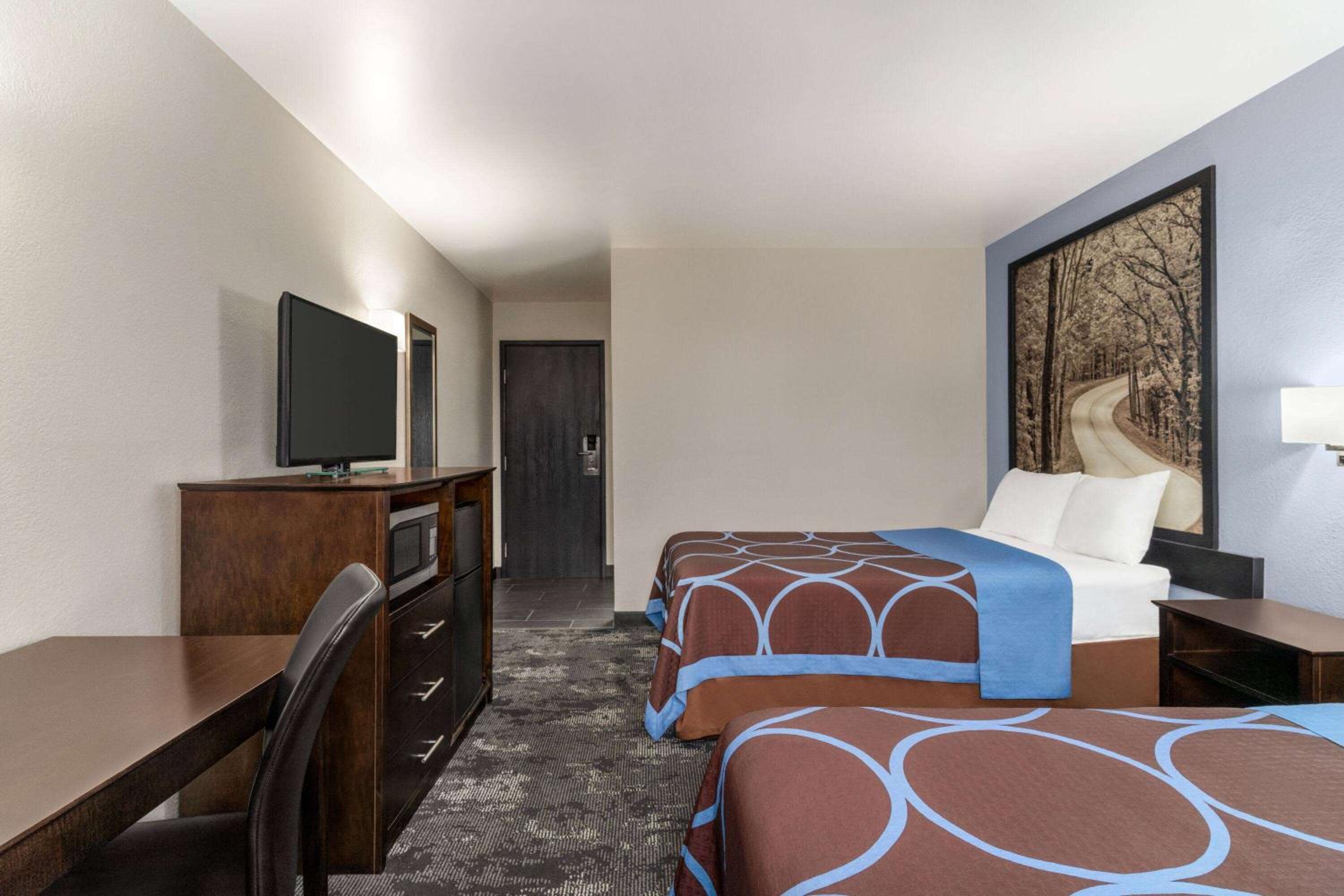 Queen Room with Two Queen Beds - Non-Smoking - Photo 1