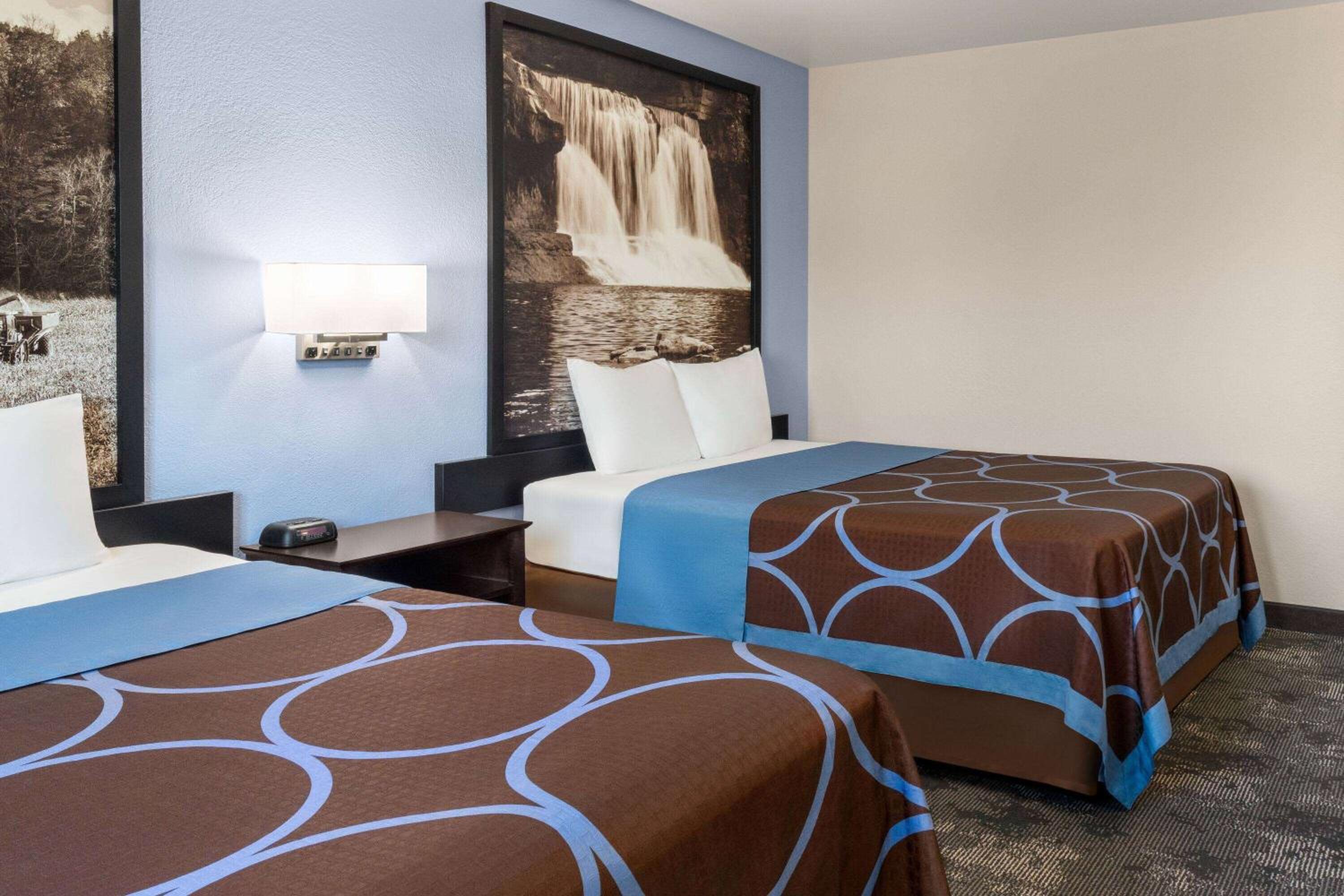 Queen Room with Two Queen Beds - Non-Smoking - Photo 2