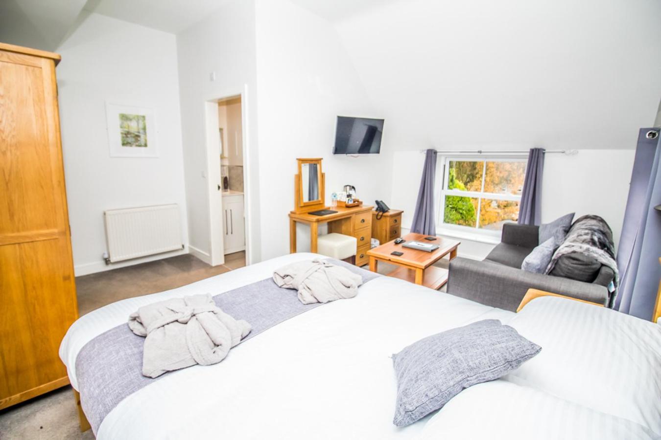 Deluxe King Room - Photo 13