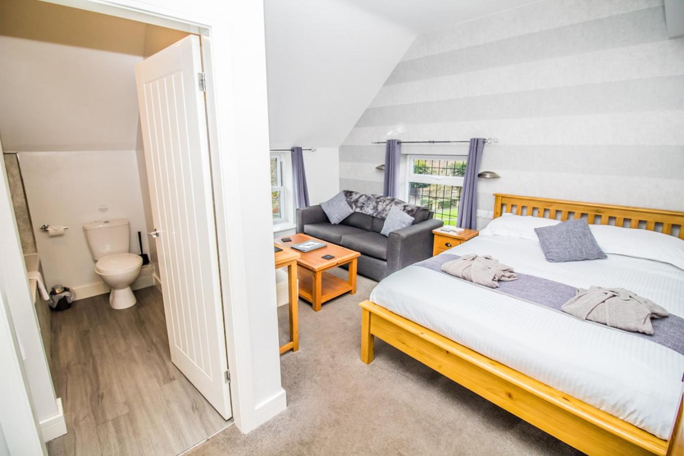 Deluxe King Room - Photo 14