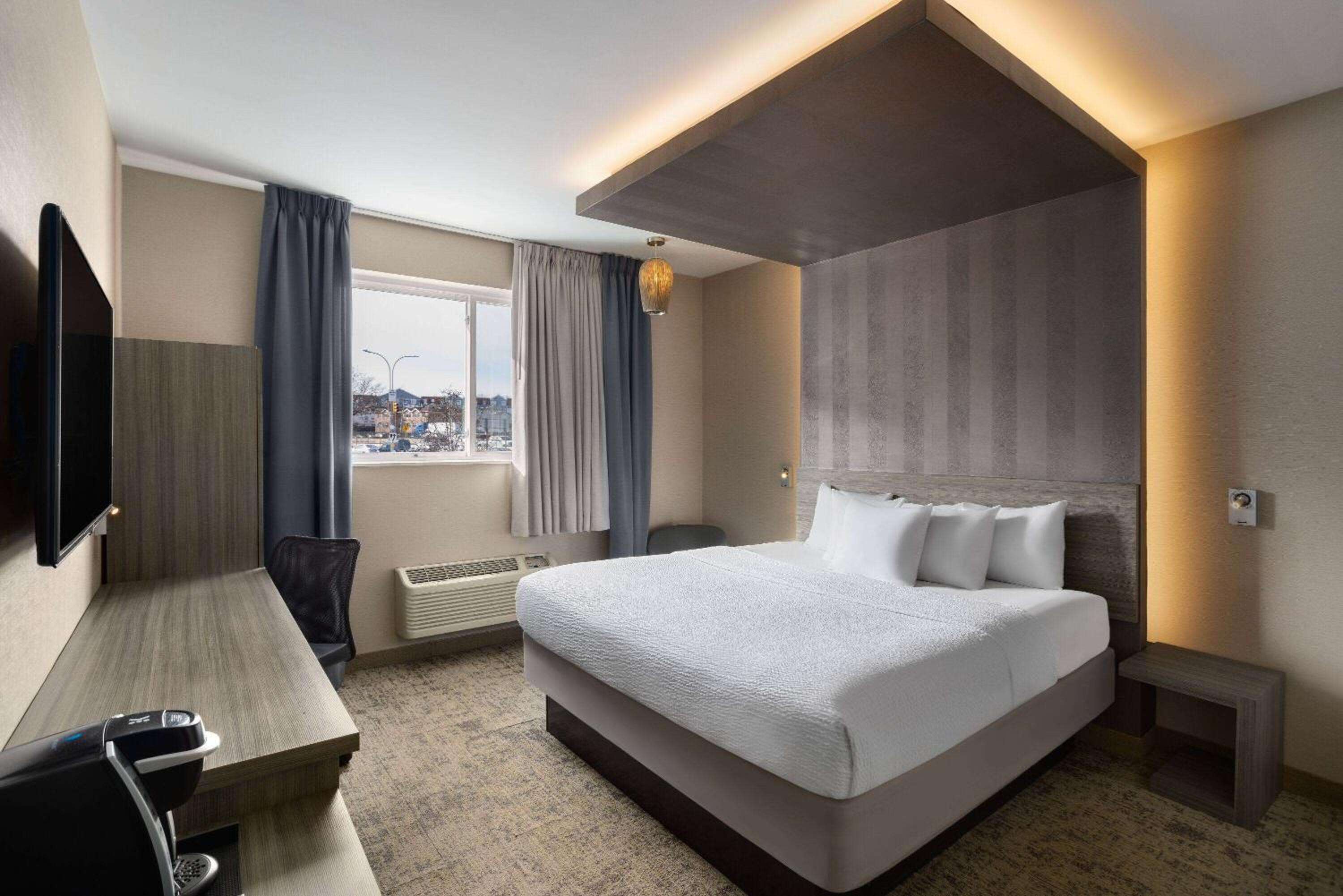 Executive King Room - Non-Smoking - Photo 6