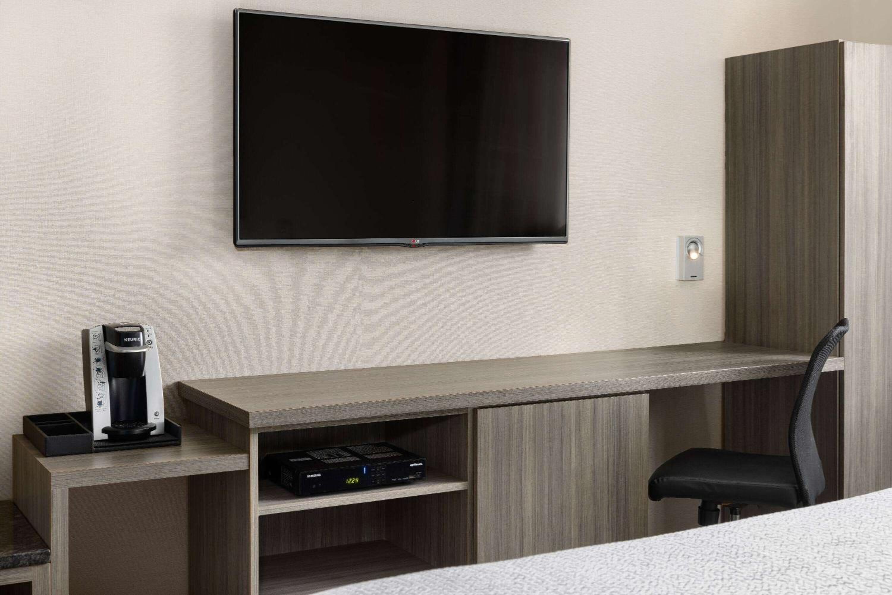King Suite with Spa Bath at Ramada by Wyndham Bronx in Bronx