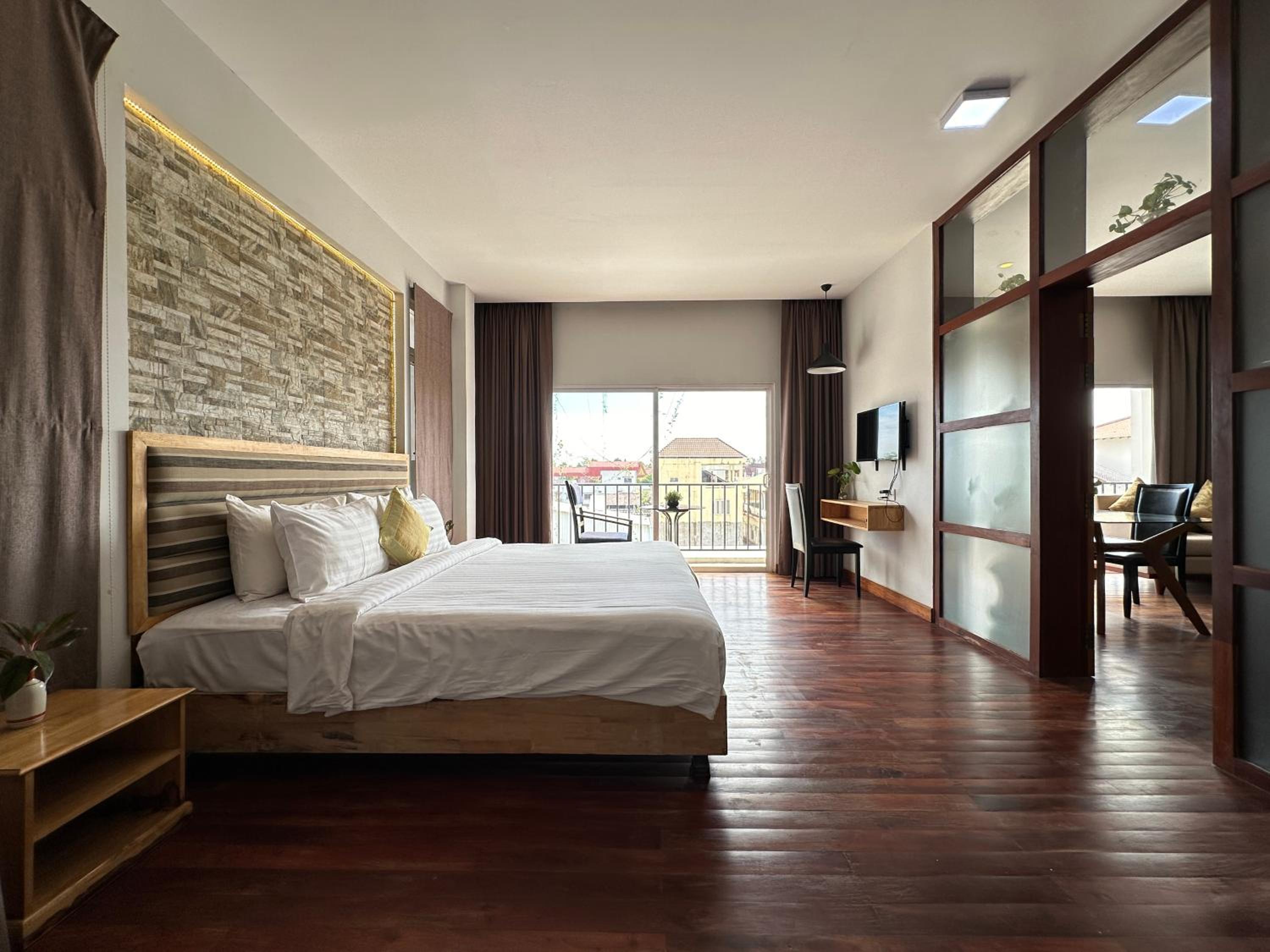 Executive Suite - Photo 1