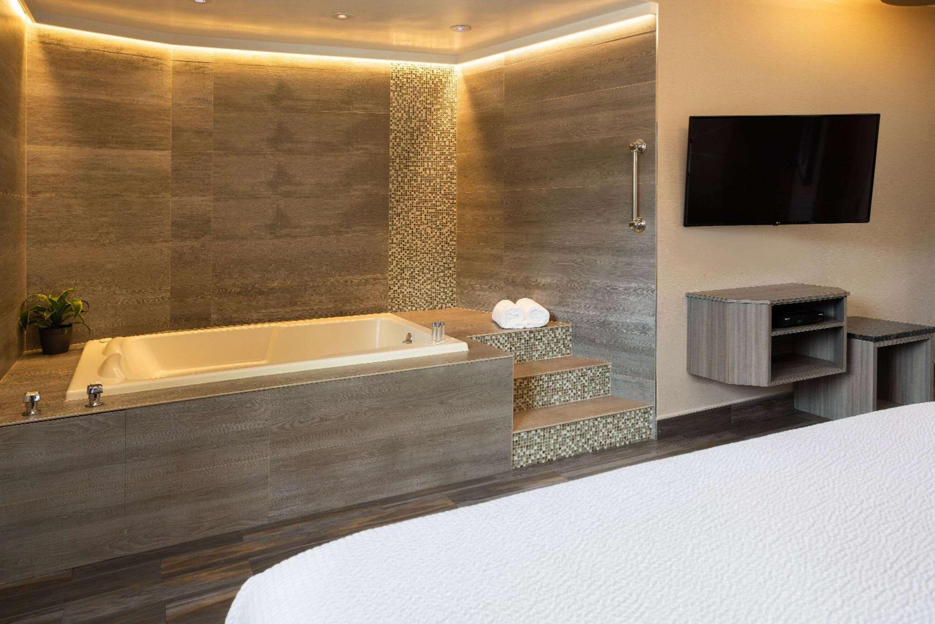 King Suite with Spa Bath - Photo 10