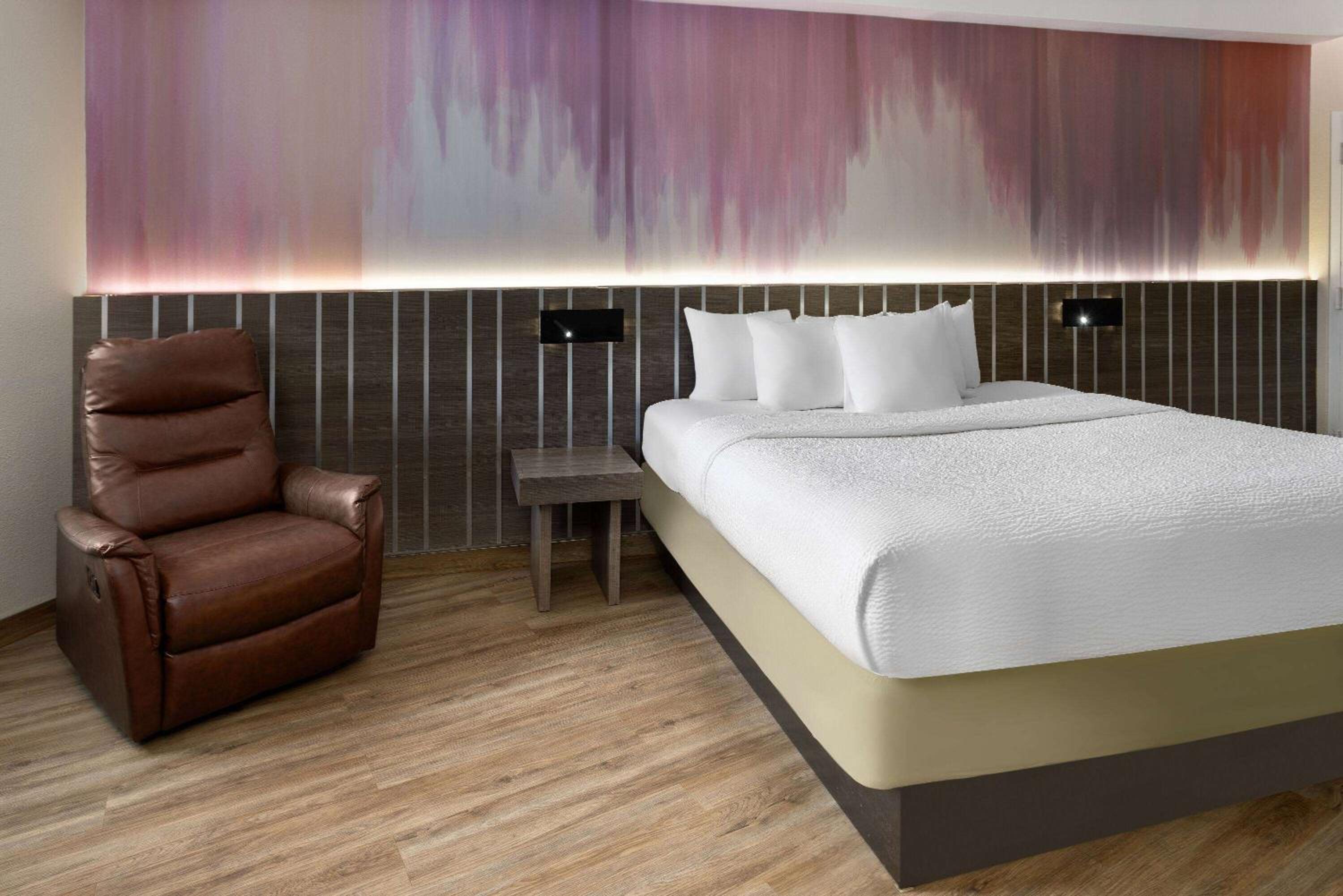 King Room - Non-Smoking - Photo 3