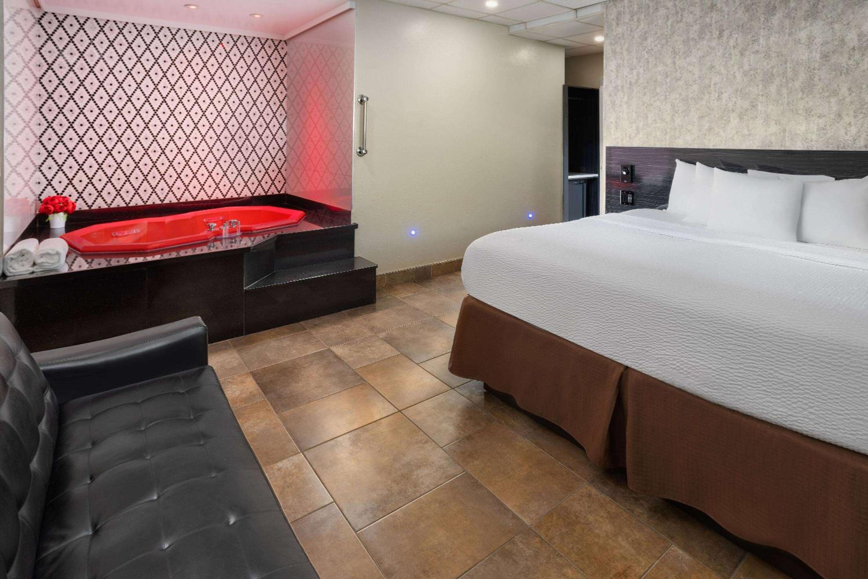 King Suite with Spa Bath - Photo 5
