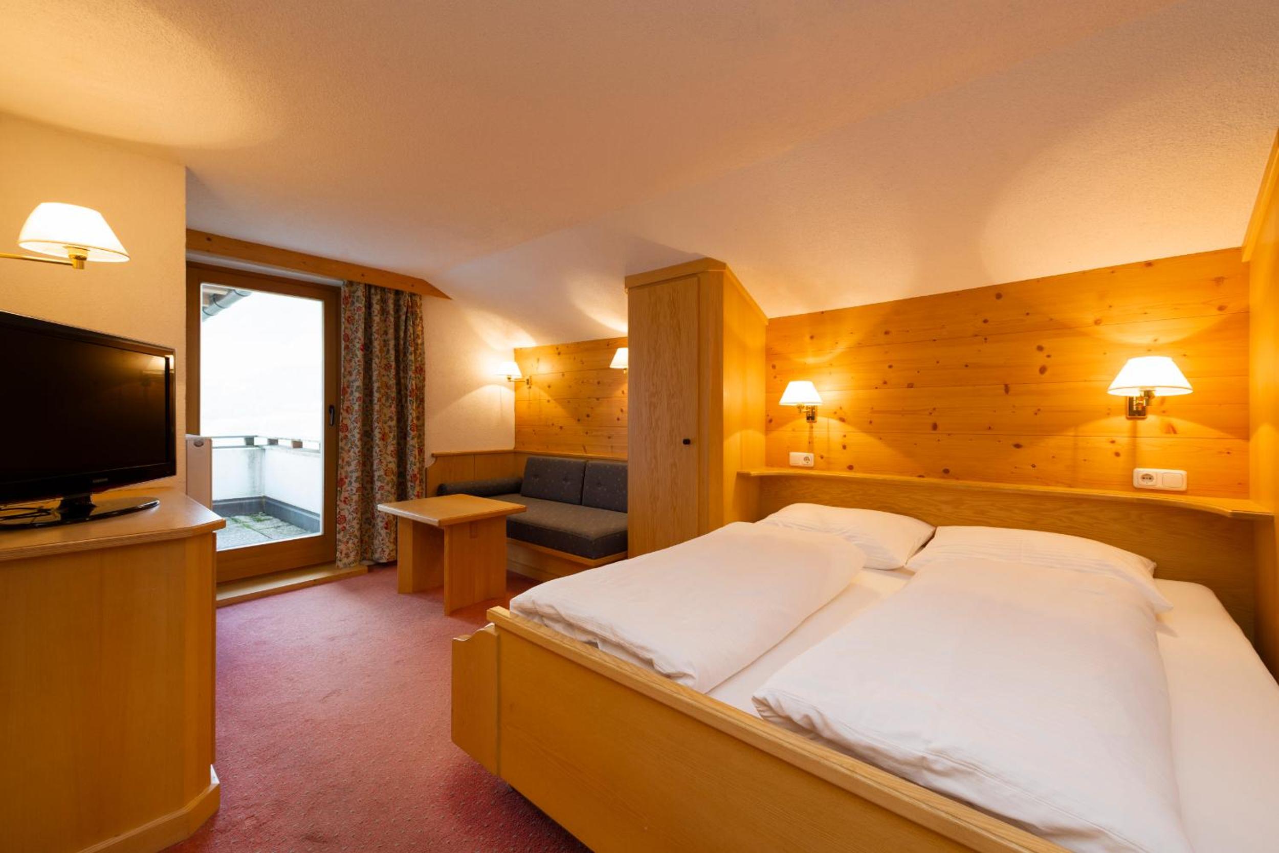 Junior Suite with Balcony - Photo 1