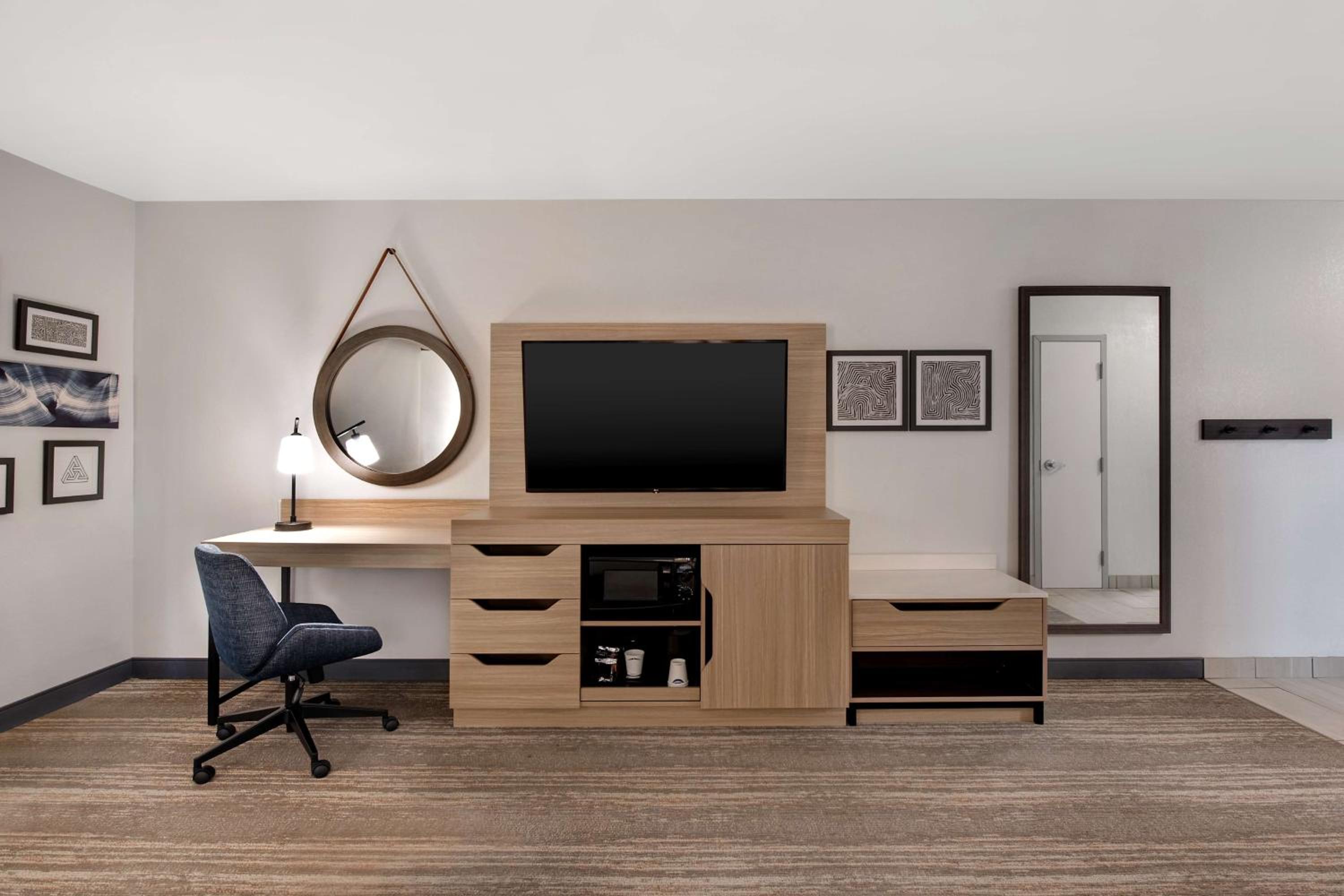 King Room with Accessible Tub - Mobility and Hearing Access/Non-Smoking - Photo 3