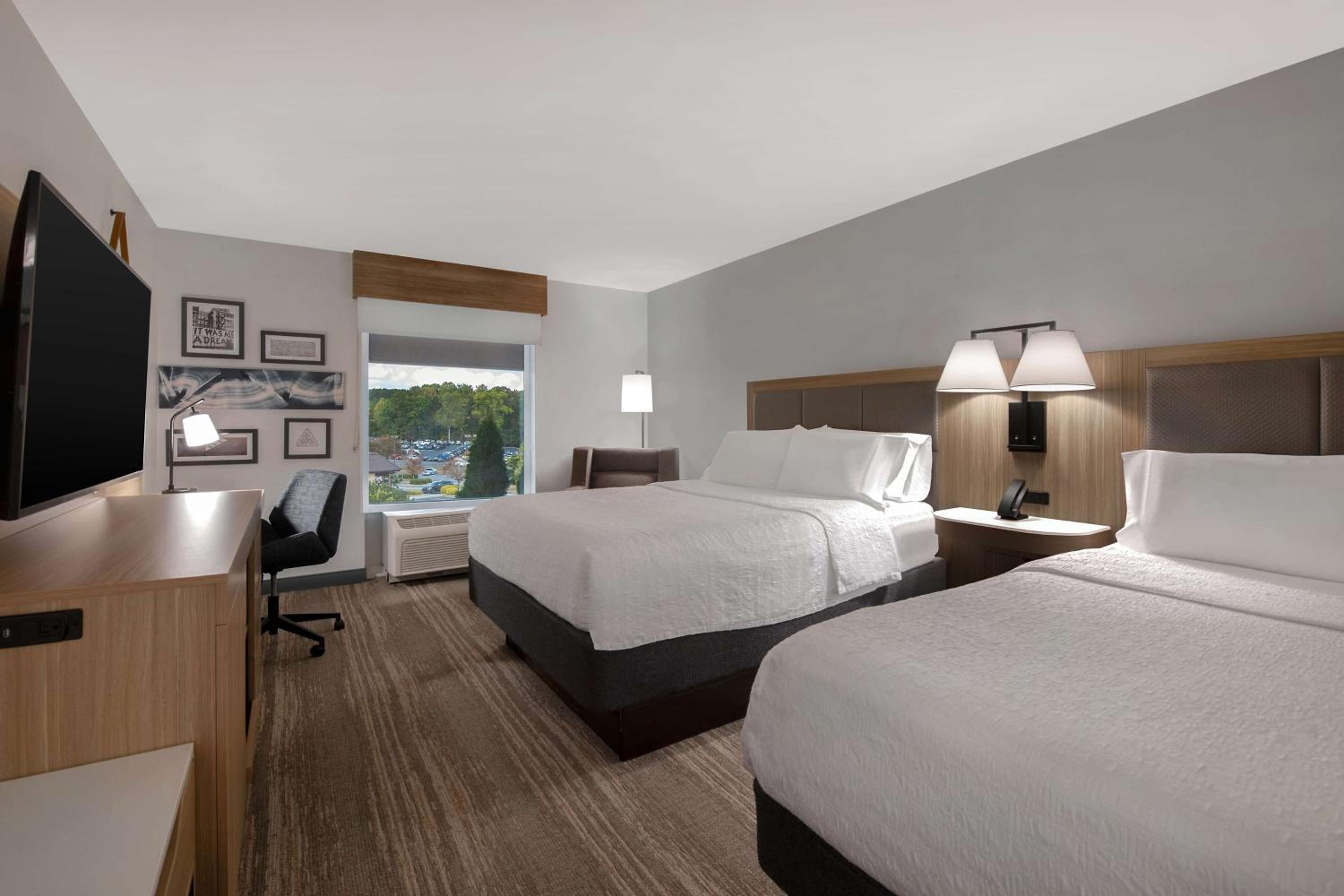 Room with Two Queen Beds - Non-Smoking - Photo 13