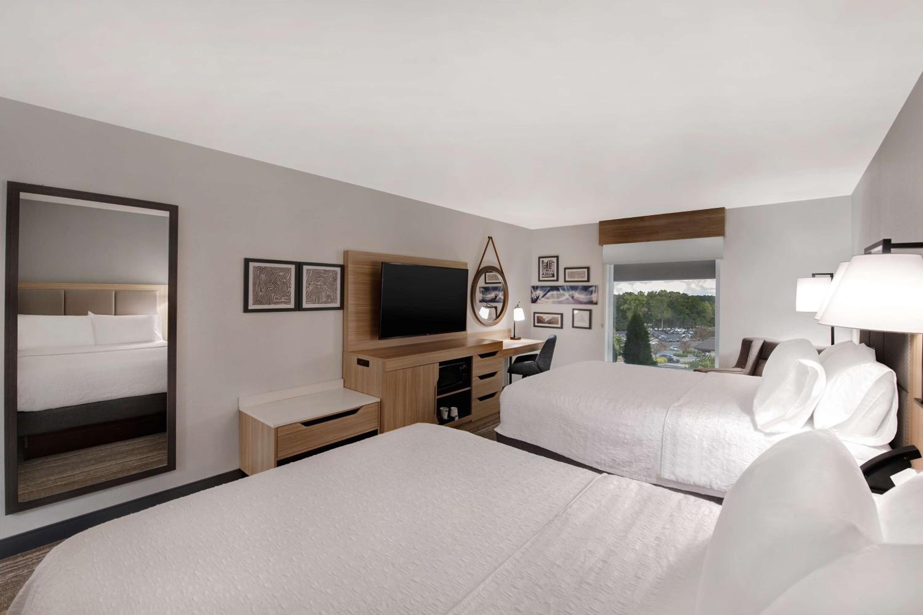 Room with Two Queen Beds - Non-Smoking - Photo 12