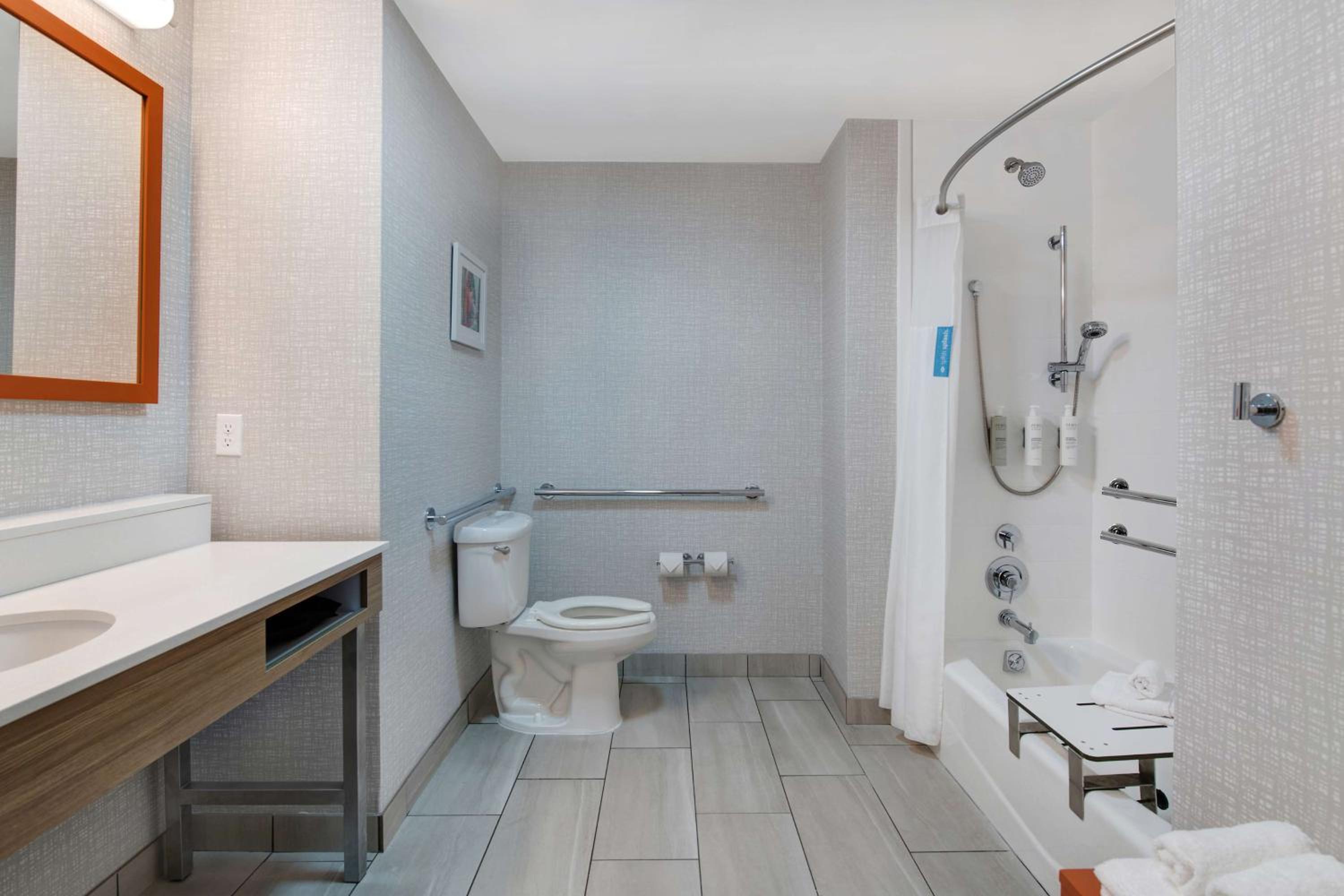 King Room with Accessible Tub - Mobility and Hearing Access/Non-Smoking - Photo 4