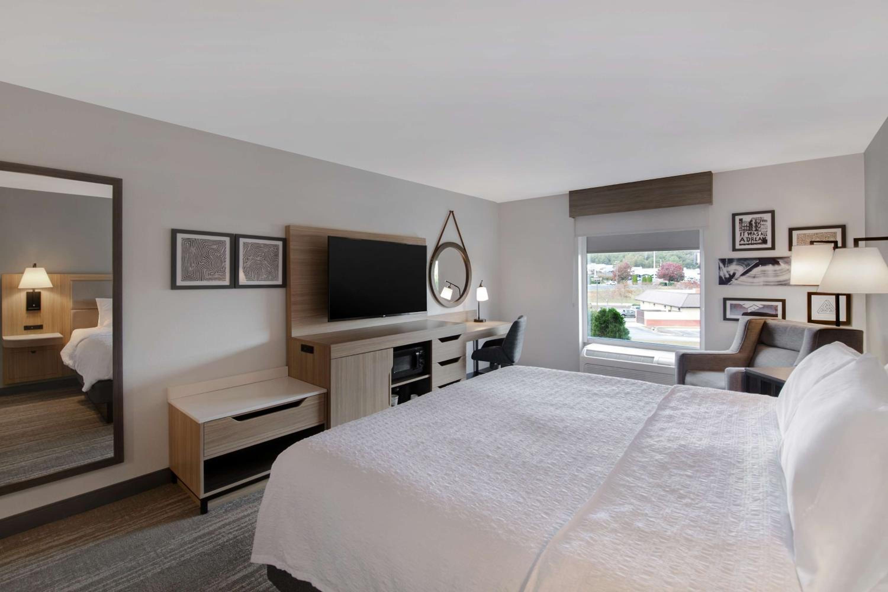 King Room with King Bed - Non-Smoking - Photo 4
