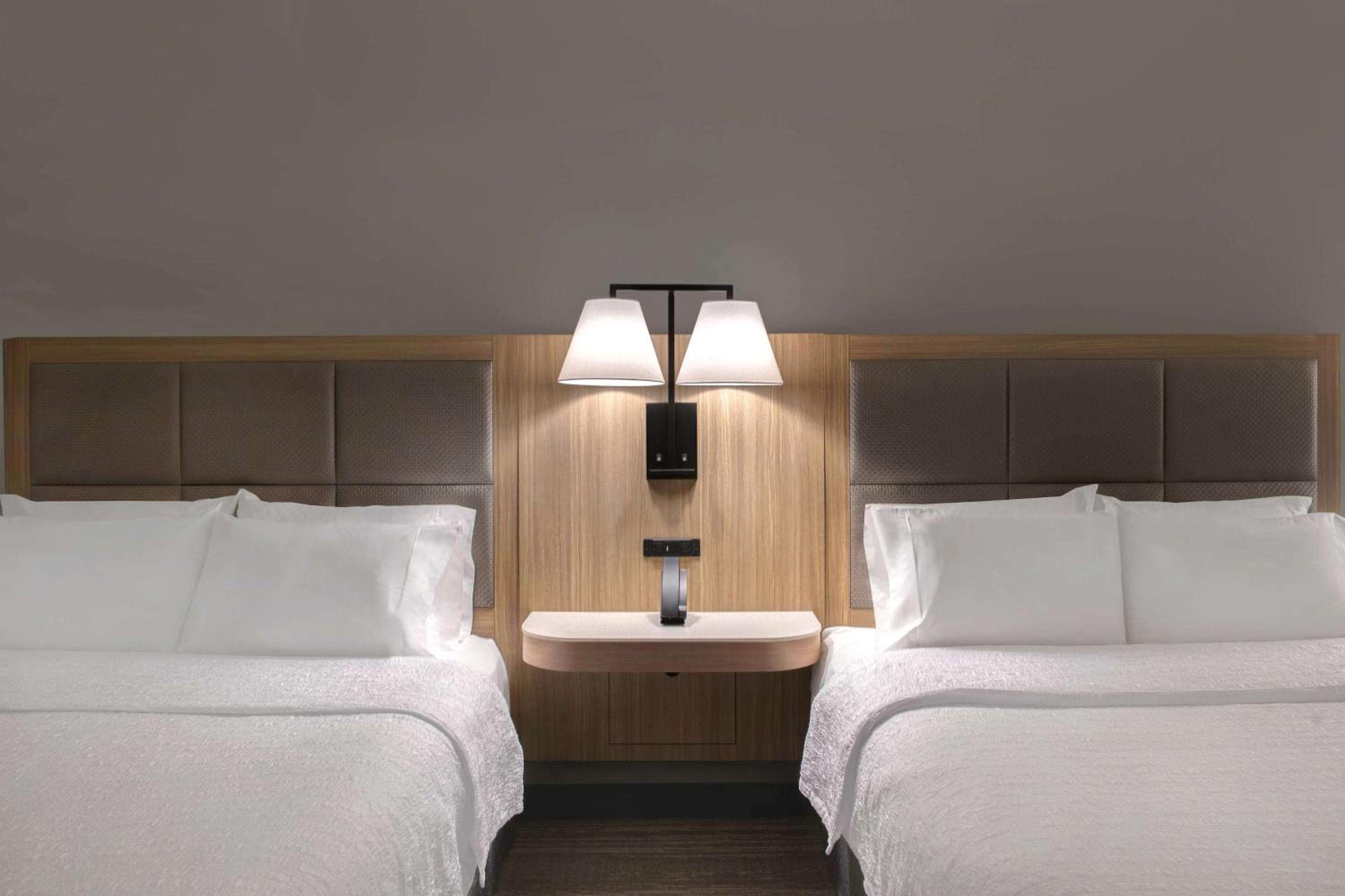 Room with Two Queen Beds - Non-Smoking - Photo 11