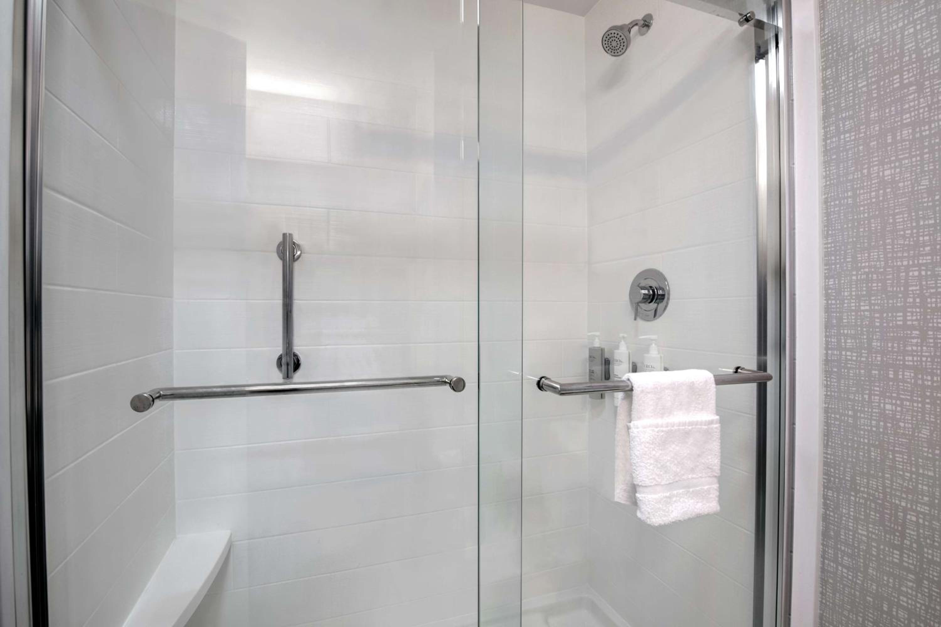 King Room - Hearing Access/Non-Smoking - Photo 17