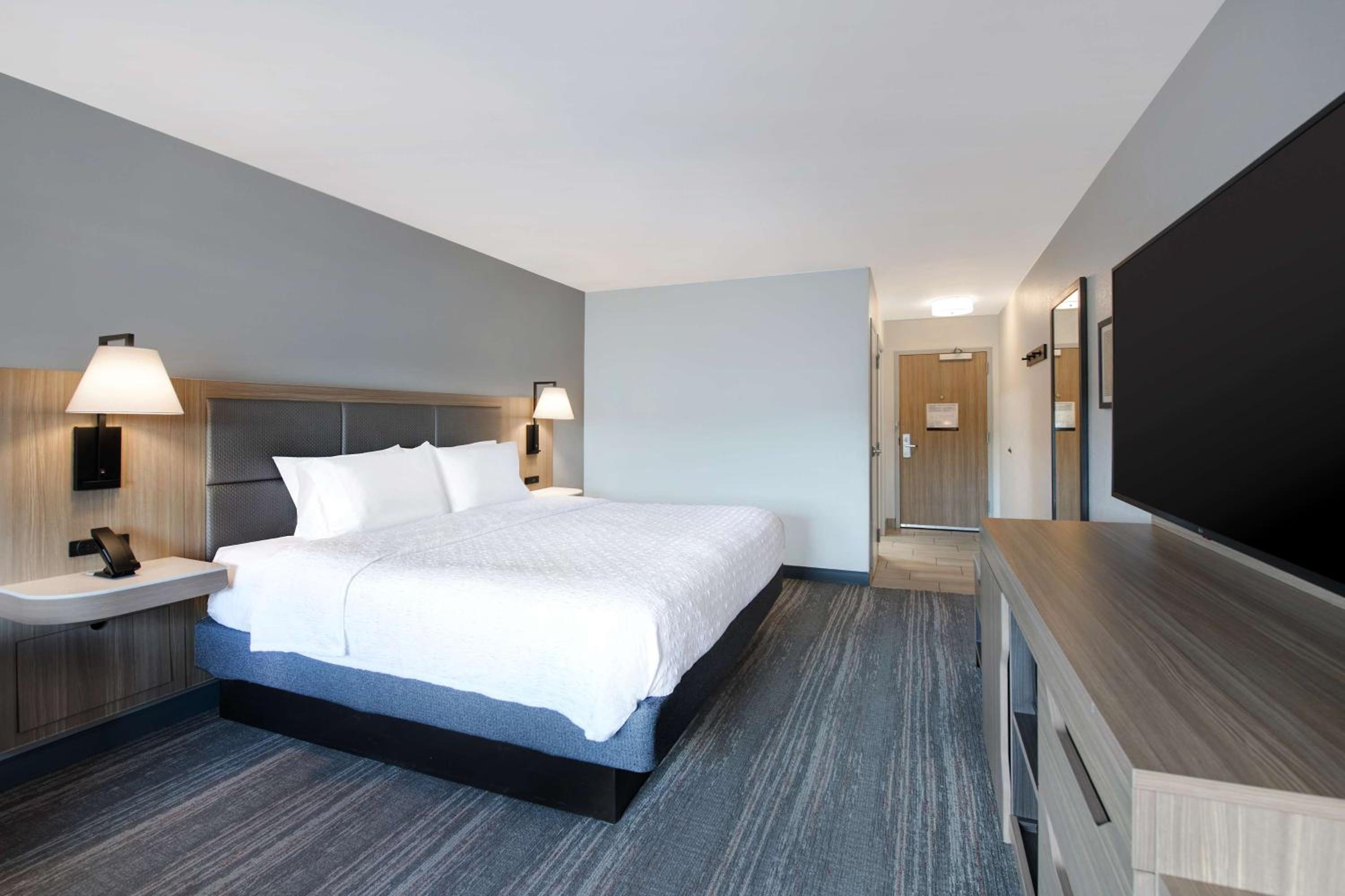 King Room with King Bed - Non-Smoking - Photo 3