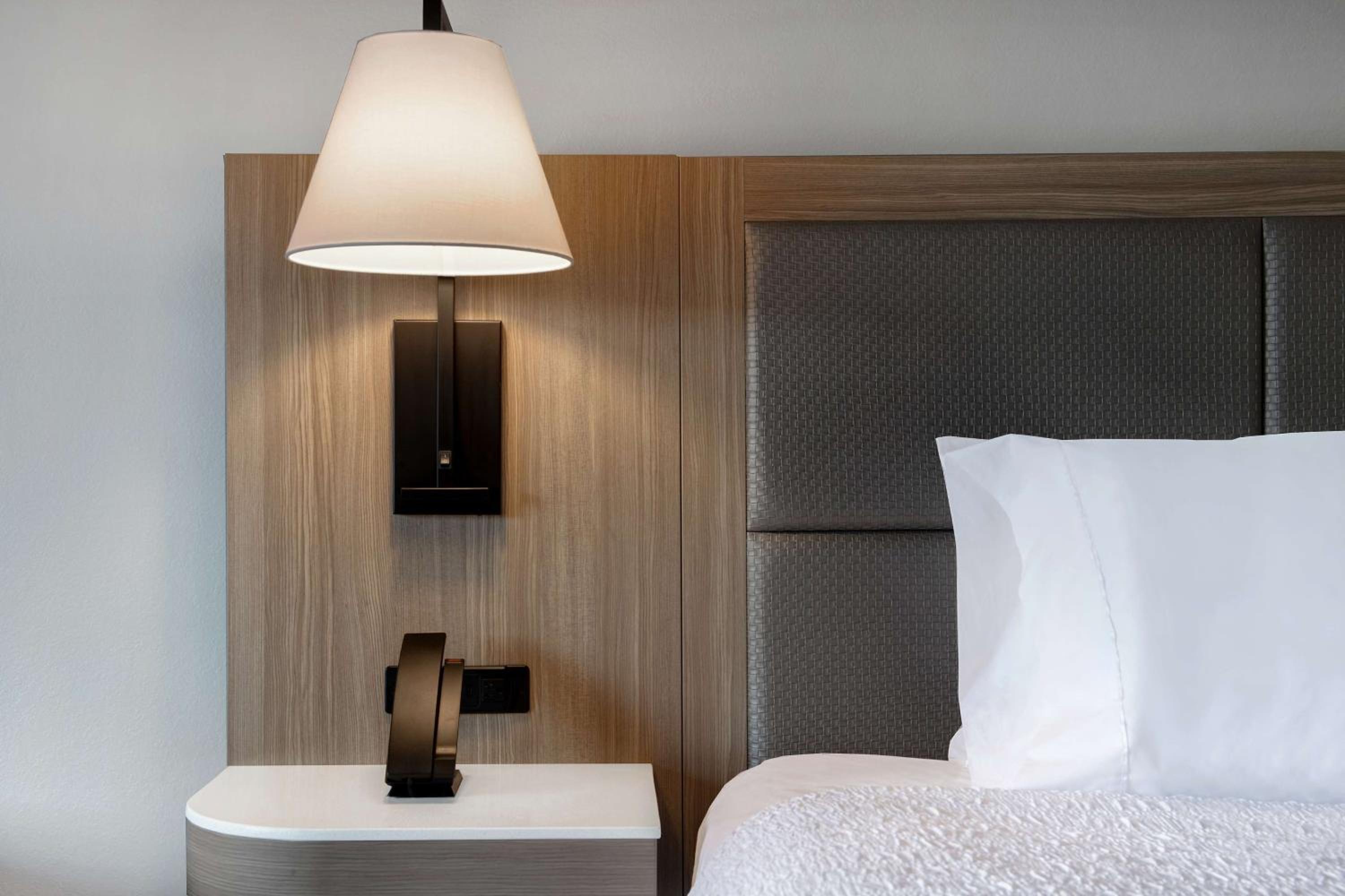 King Room with King Bed - Non-Smoking - Photo 8