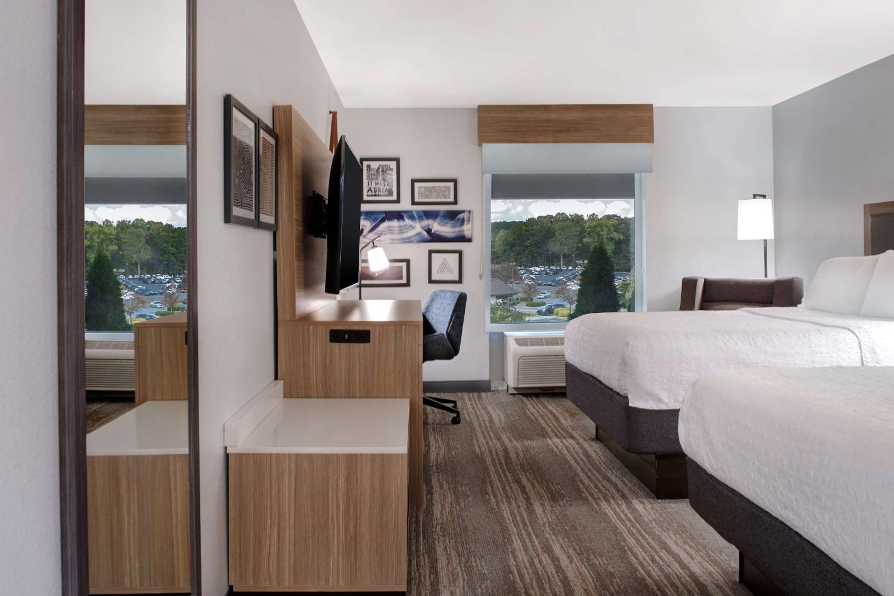 Room with Two Queen Beds - Non-Smoking - Photo 8
