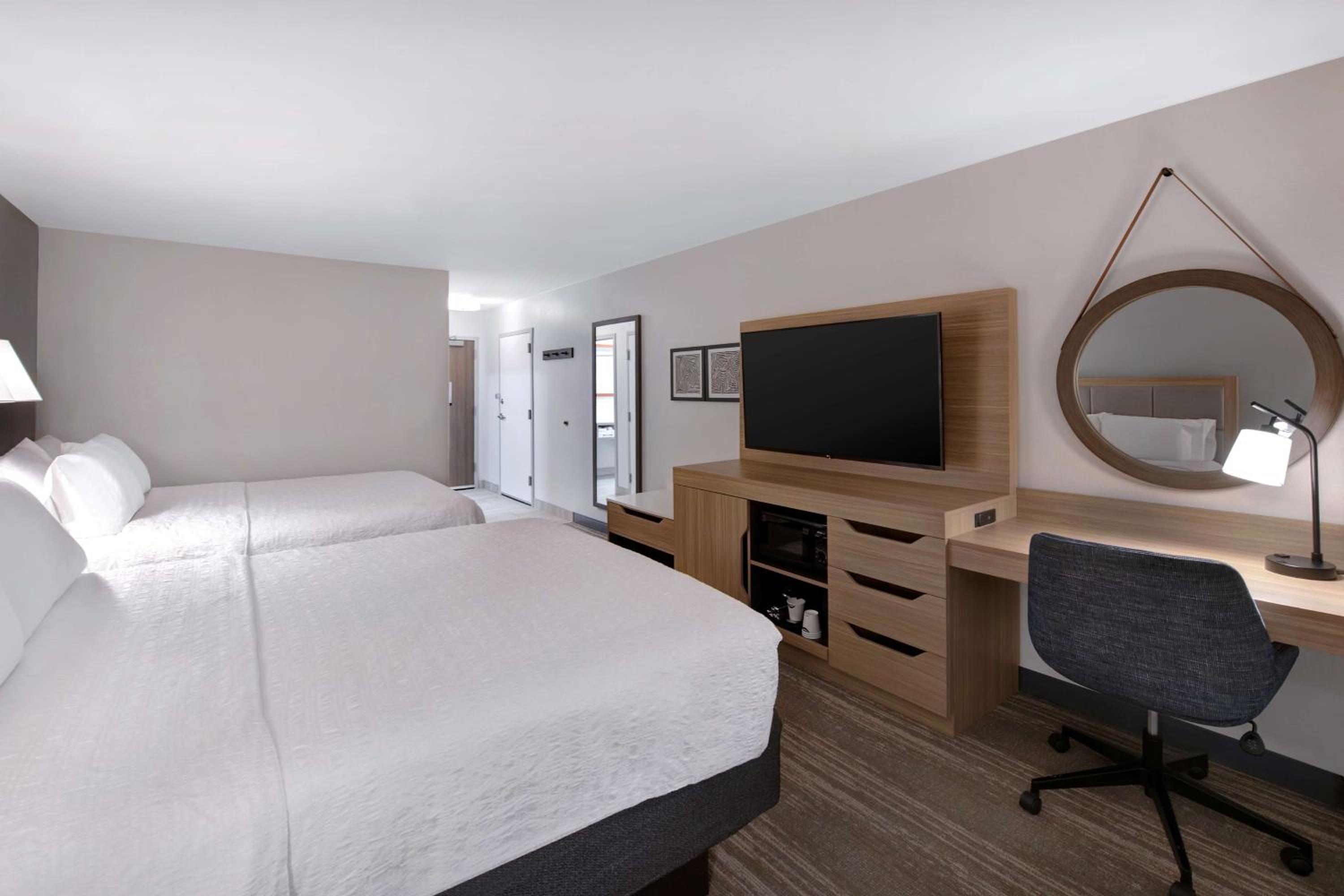 Room with Two Queen Beds - Non-Smoking - Photo 7