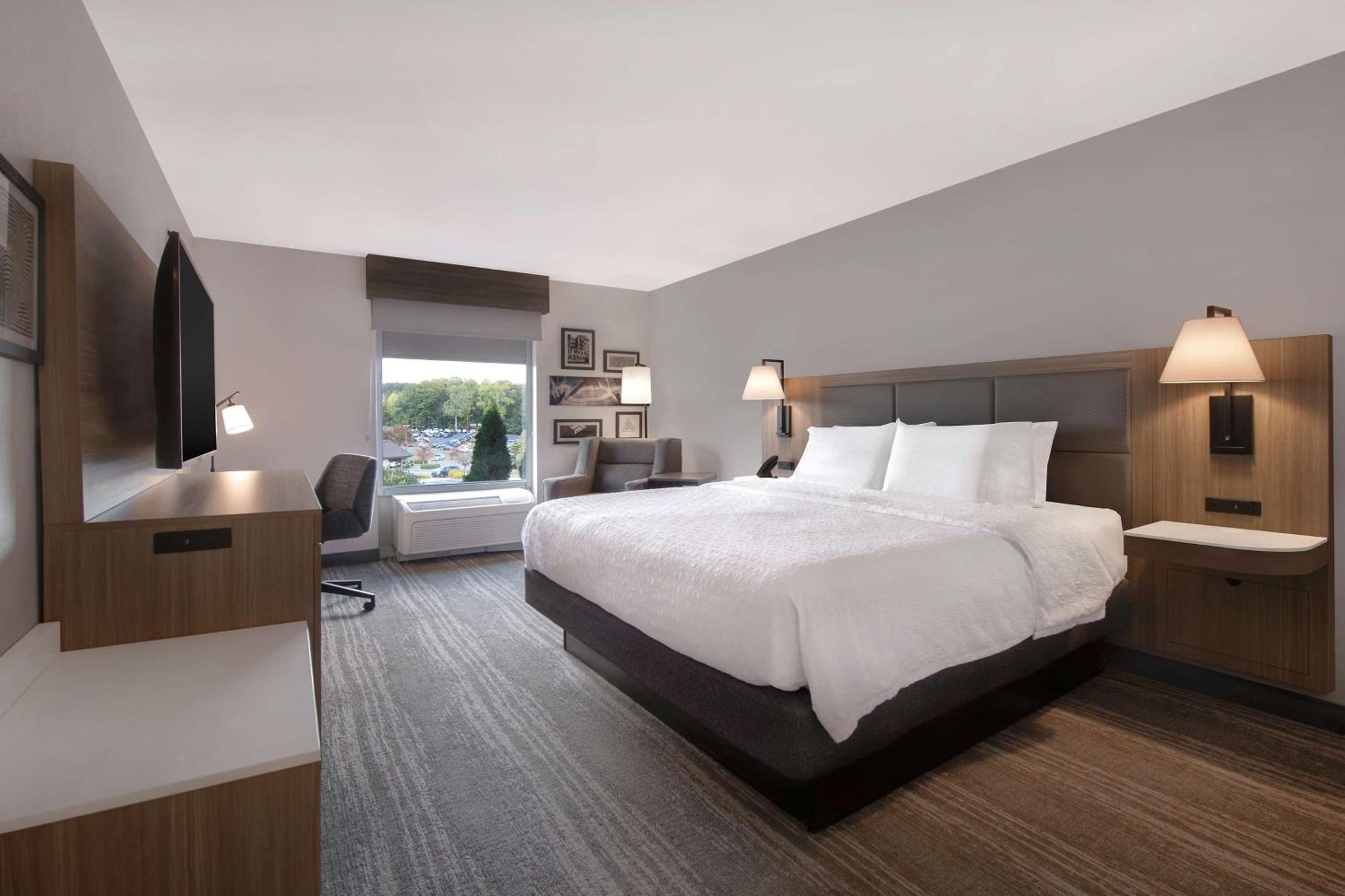 King Room with King Bed - Non-Smoking - Photo 10