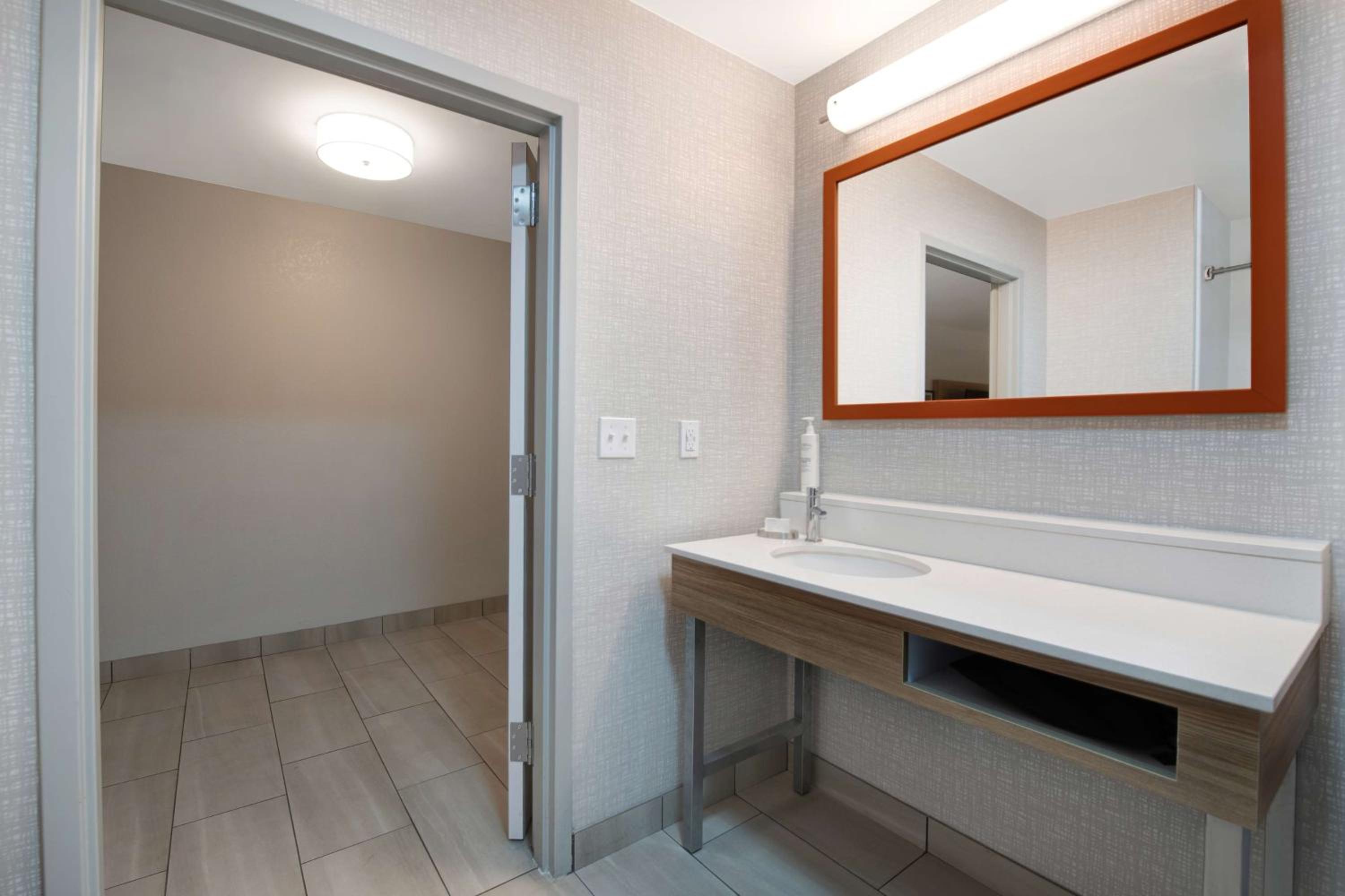 King Room with Accessible Tub - Mobility and Hearing Access/Non-Smoking - Photo 8