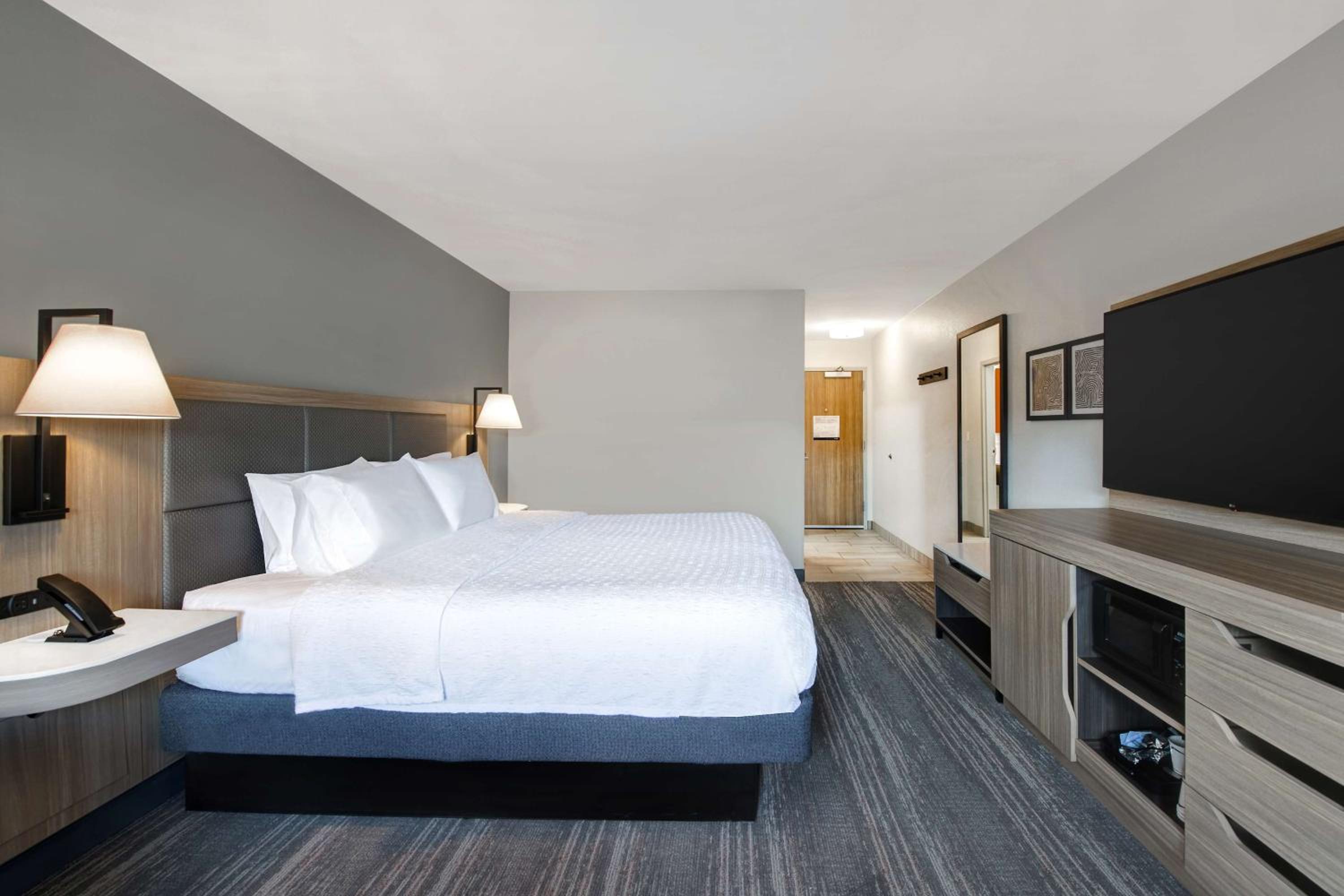 King Room with King Bed - Non-Smoking - Photo 6