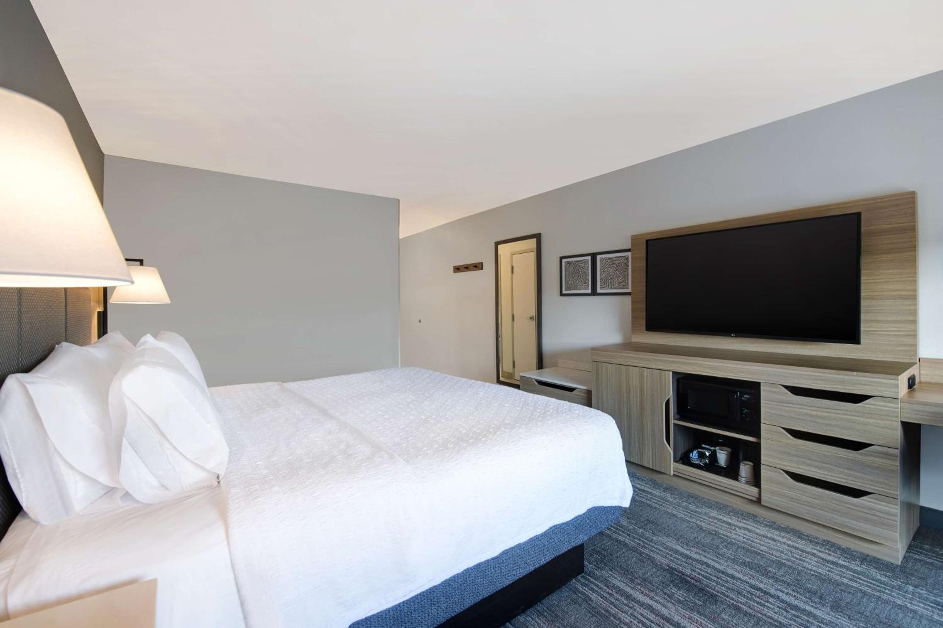 King Room with King Bed - Non-Smoking - Photo 11