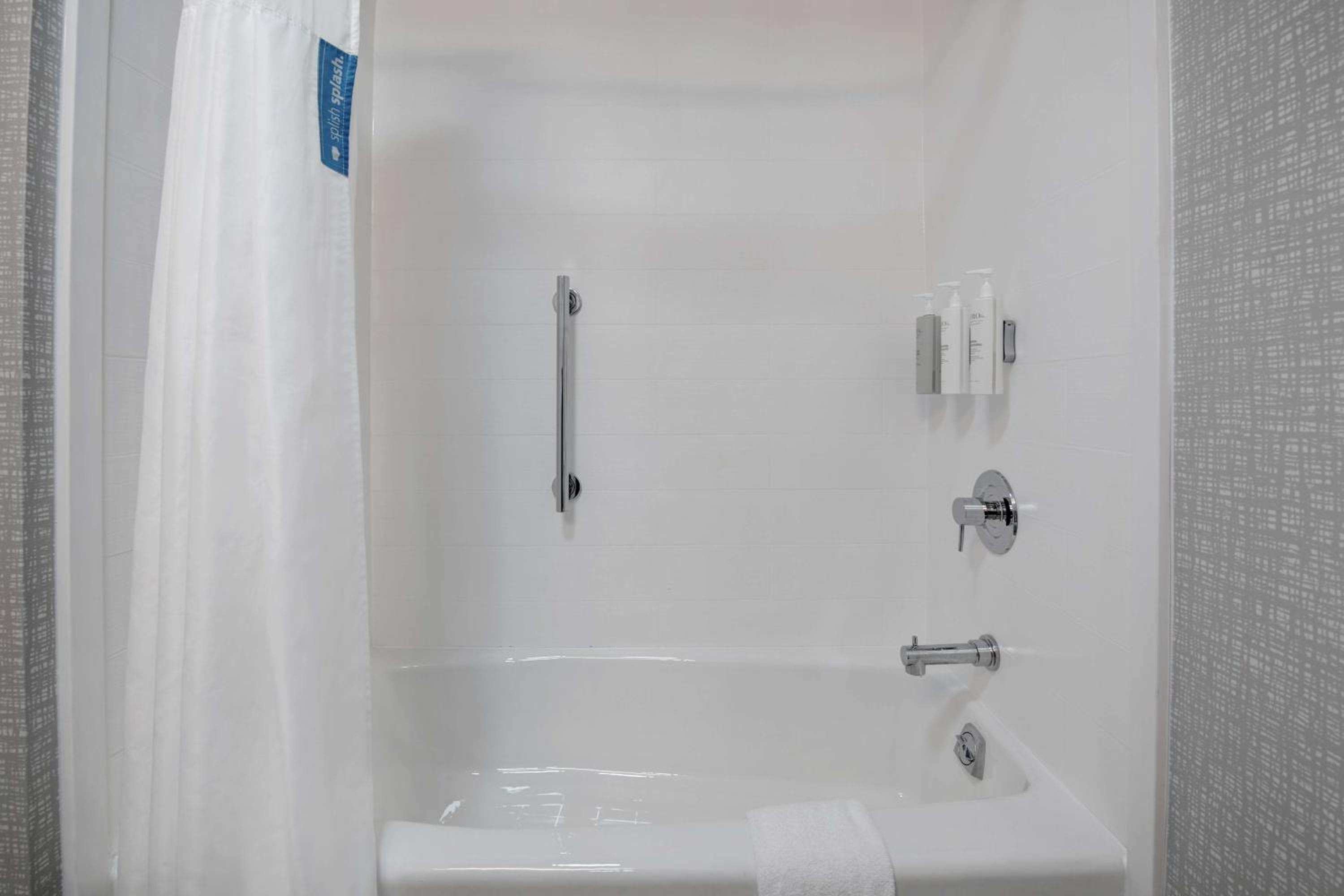 Room with Two Queen Beds - Non-Smoking - Photo 6