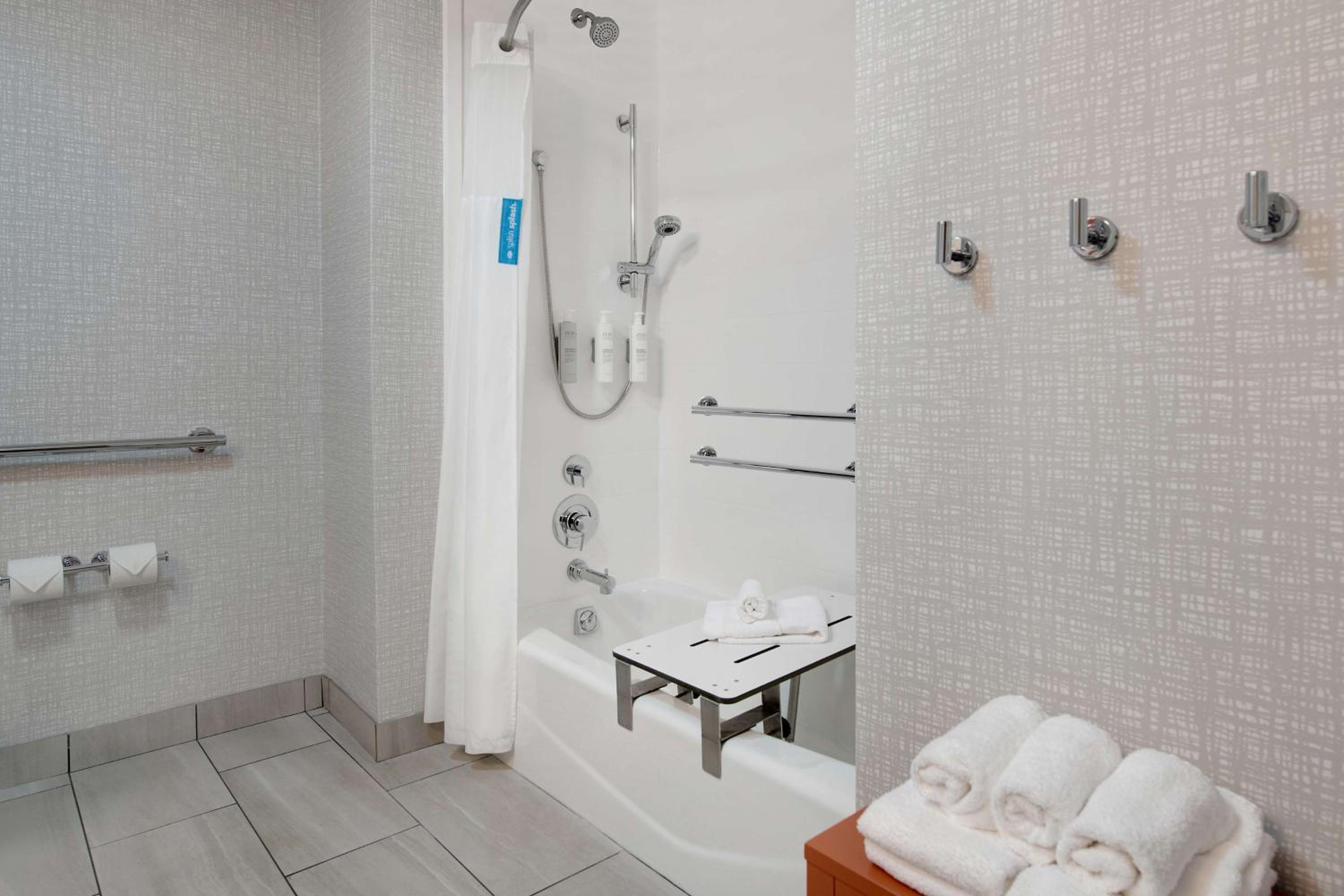 King Room with Accessible Tub - Mobility and Hearing Access/Non-Smoking - Photo 10