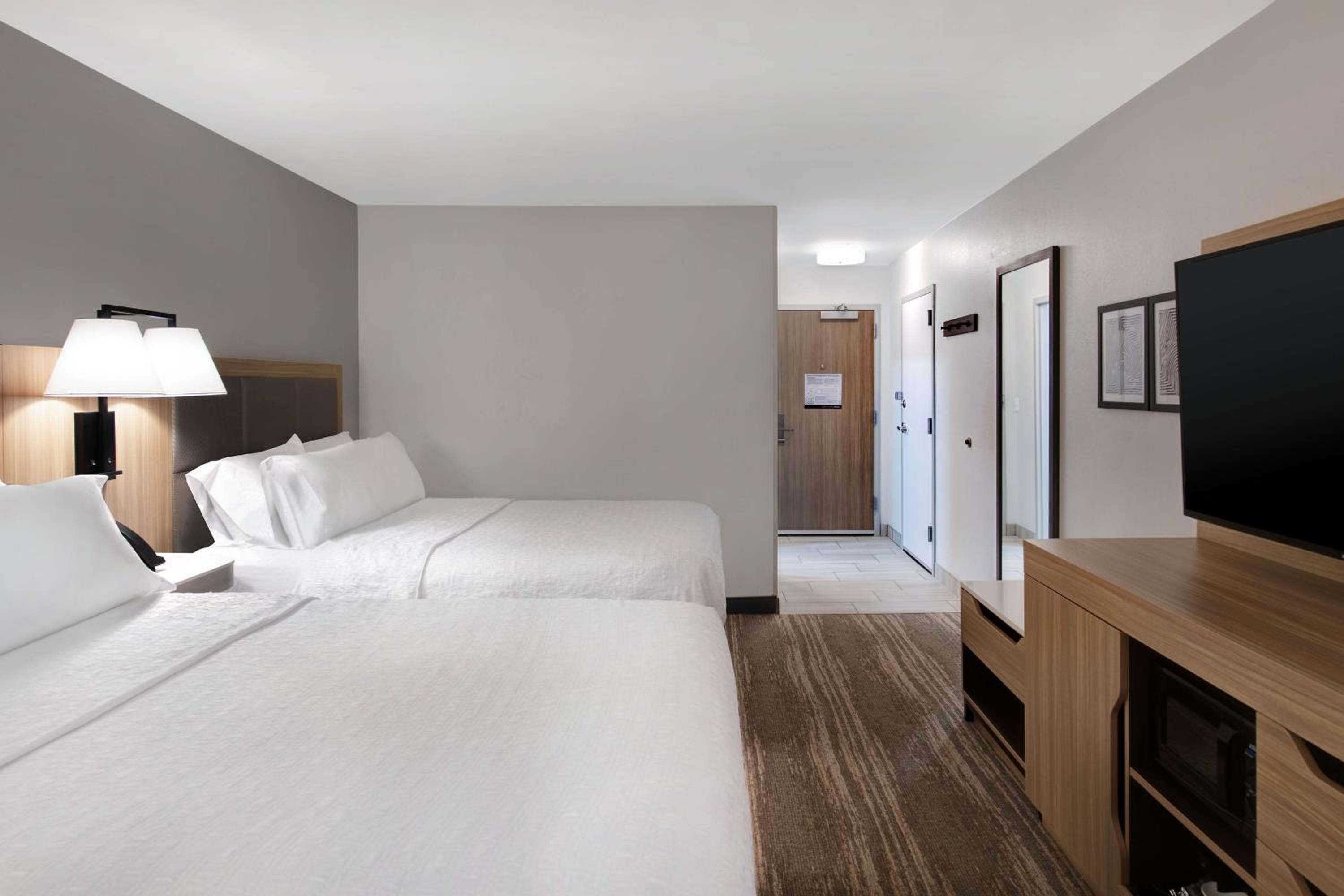 Room with Two Queen Beds - Non-Smoking - Photo 4