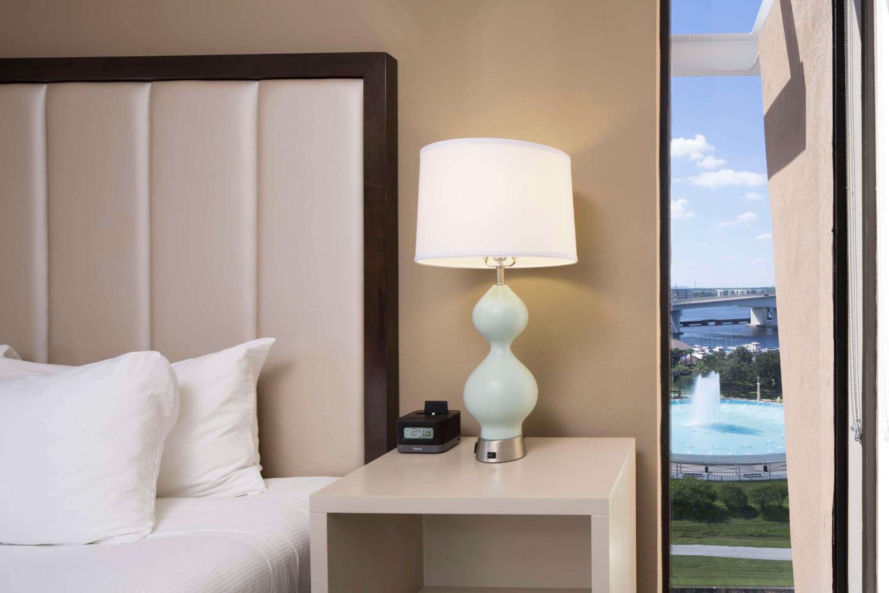 Queen Room with Roll-in Shower and River View - Mobility/Hearing Access - Photo 4