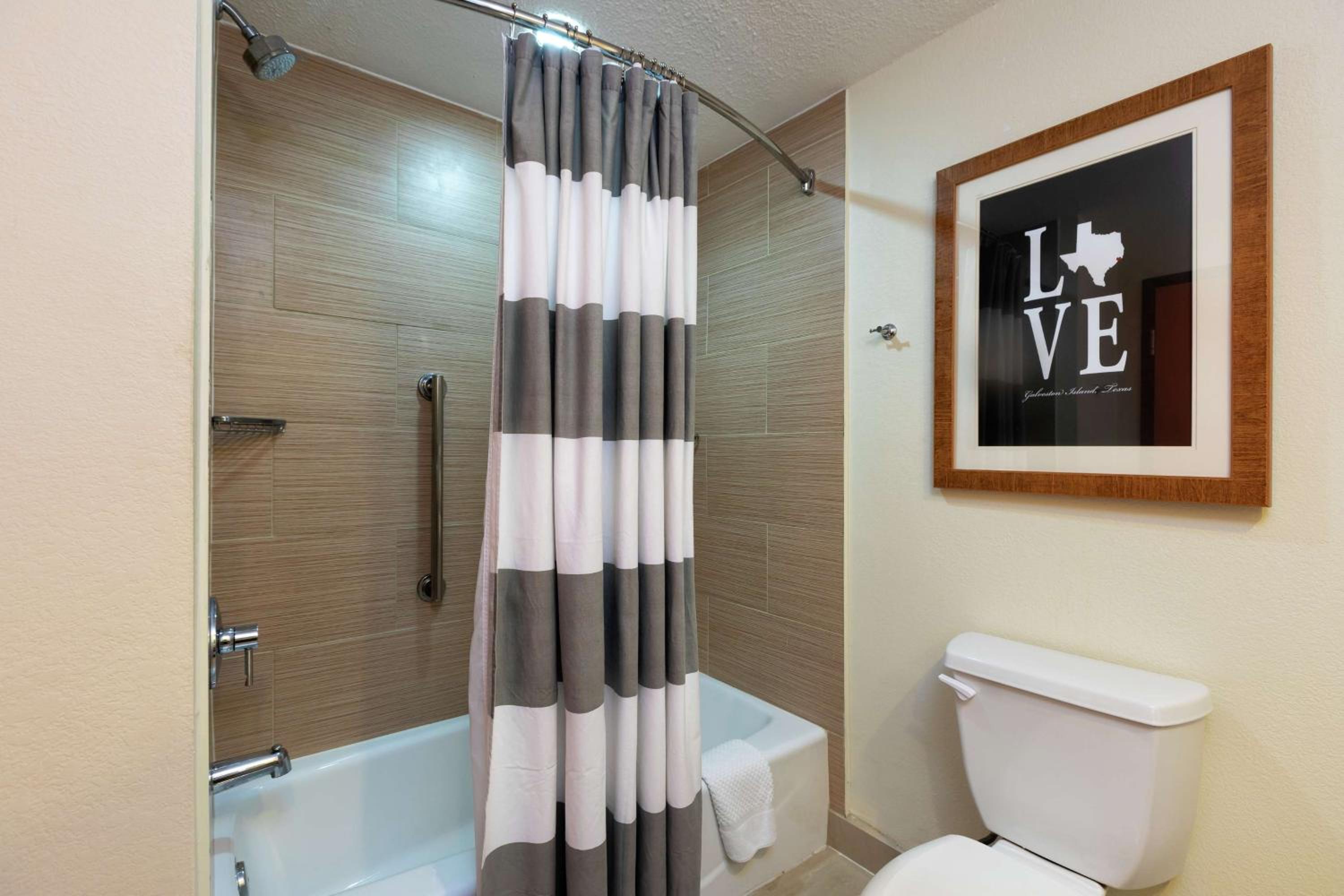 Queen Room with Two Queen Beds and Private Balcony - Beach View - Photo 2