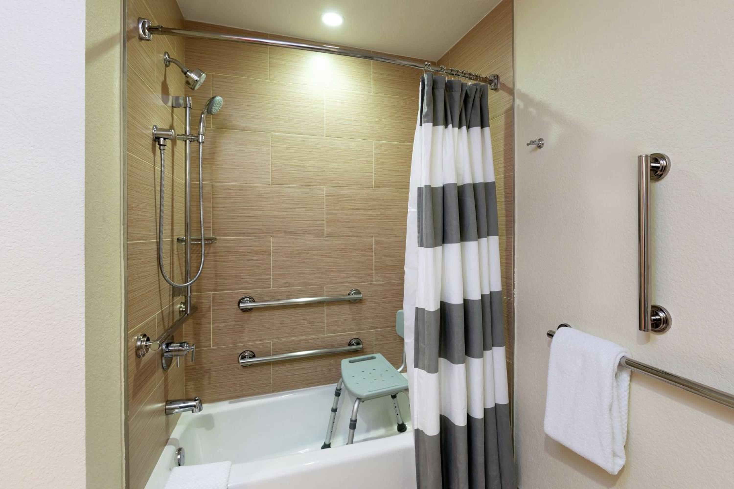 Queen Room with Two Queen Beds with Bath Tub - Hearing Accessible - Photo 4