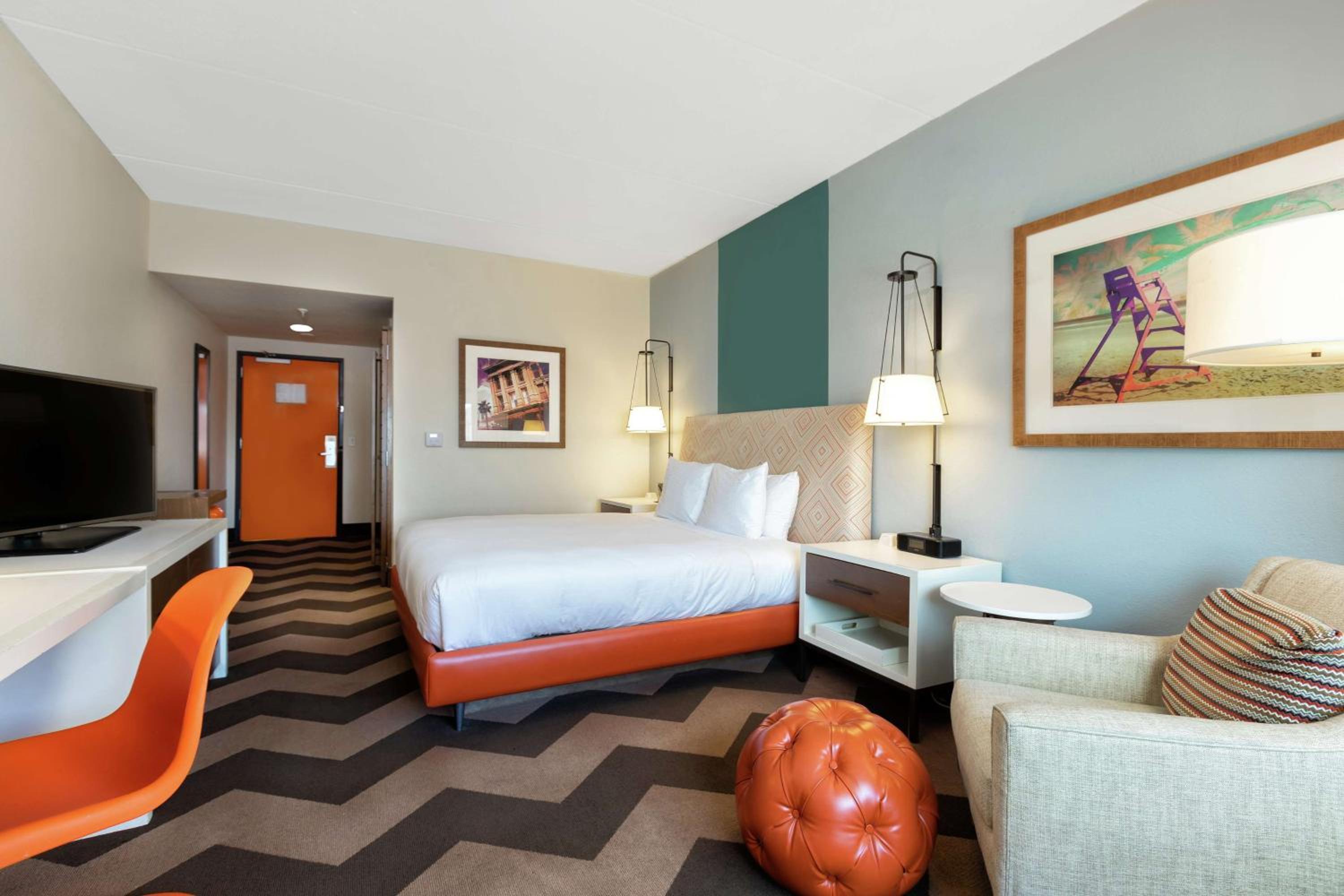 King Room with Private Balcony and Beach View - Photo 3