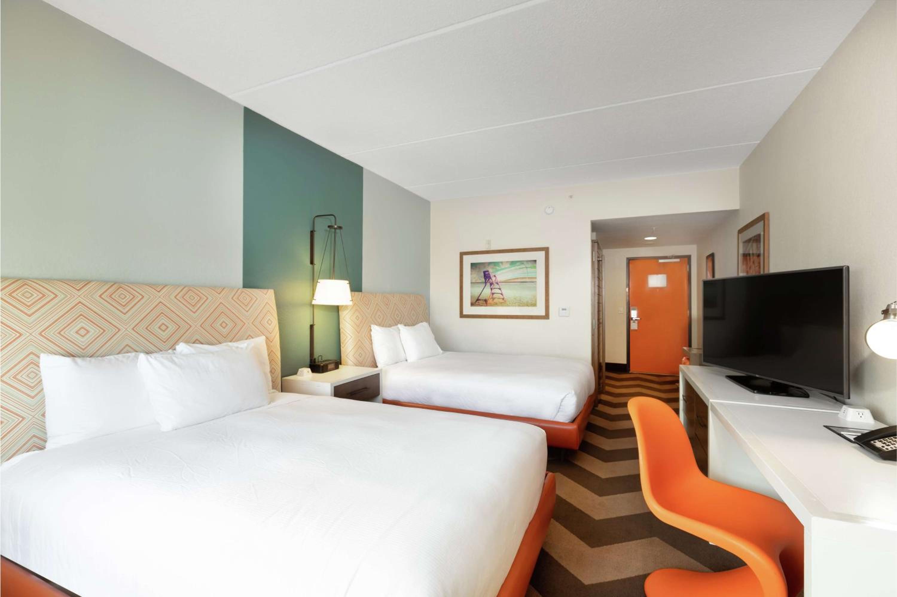 Queen Room with Two Queen Beds and Balcony - Photo 4