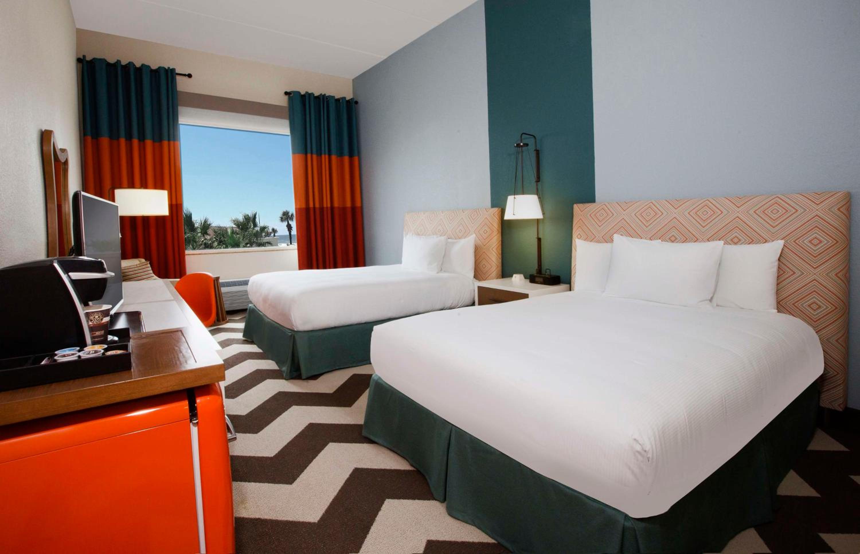 Queen Room with Two Queen Beds with Bath Tub - Hearing Accessible - Photo 3