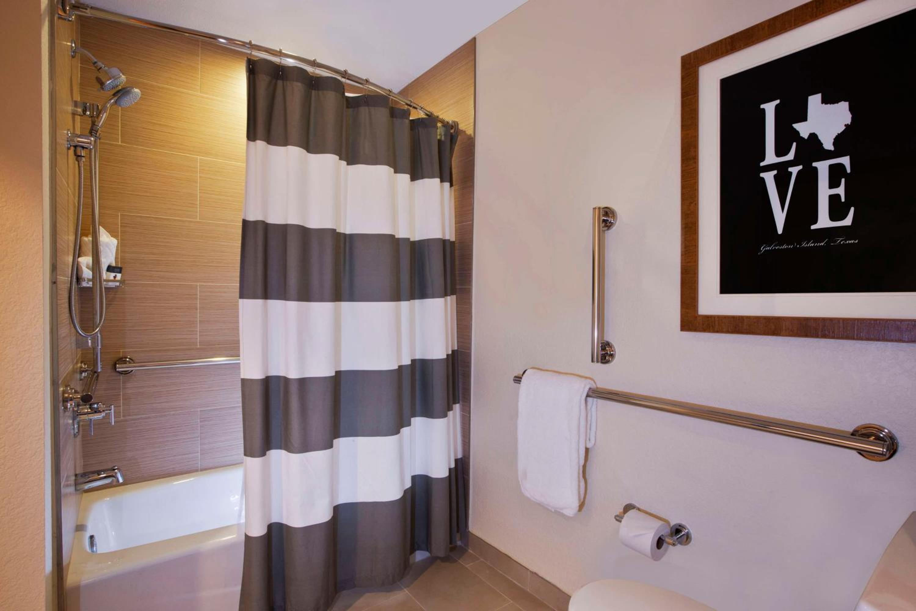 Queen Room with Two Queen Beds with Bath Tub - Hearing Accessible - Photo 7