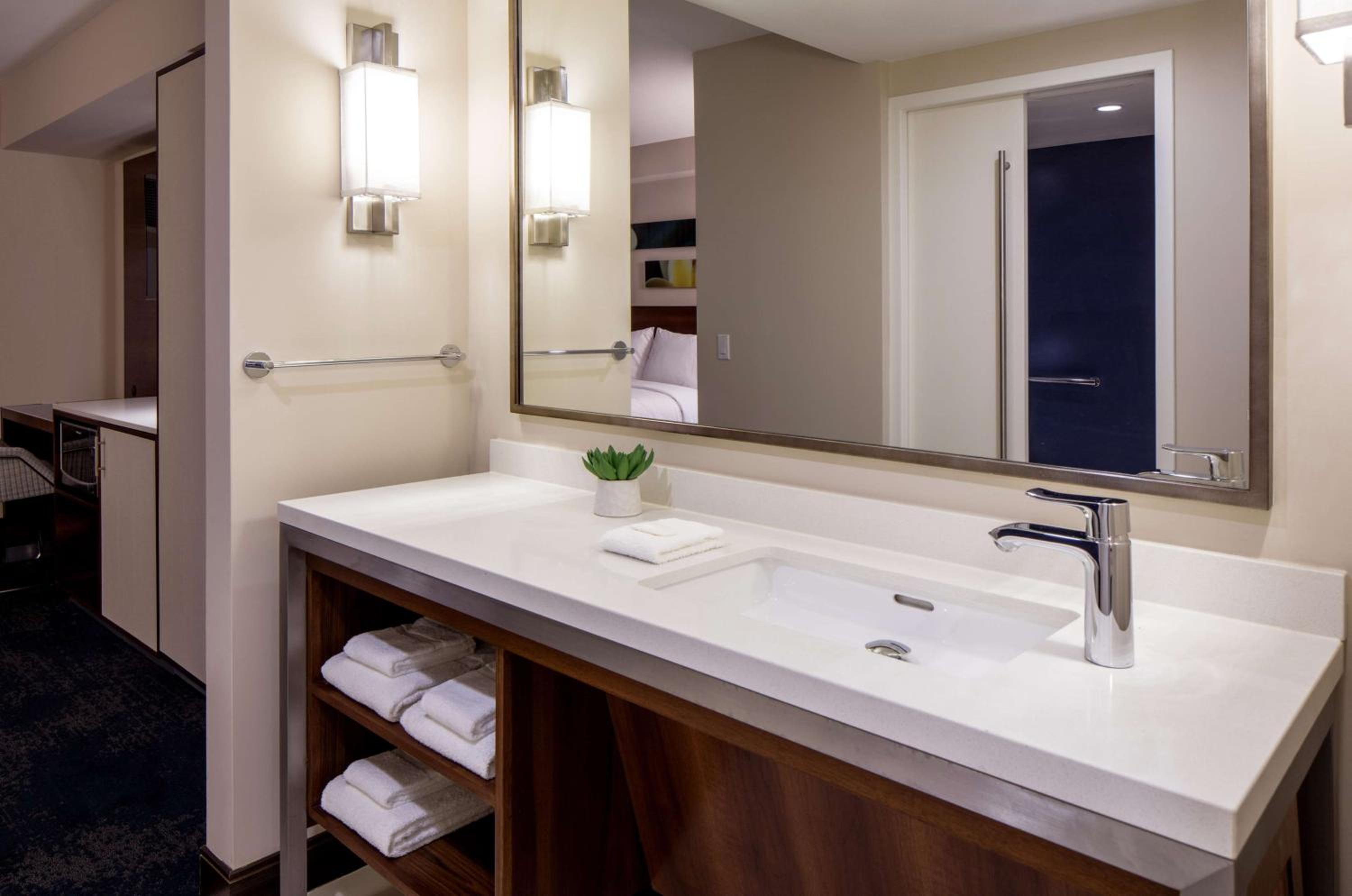 King Suite with Sofa Bed and City View thumbnail 5