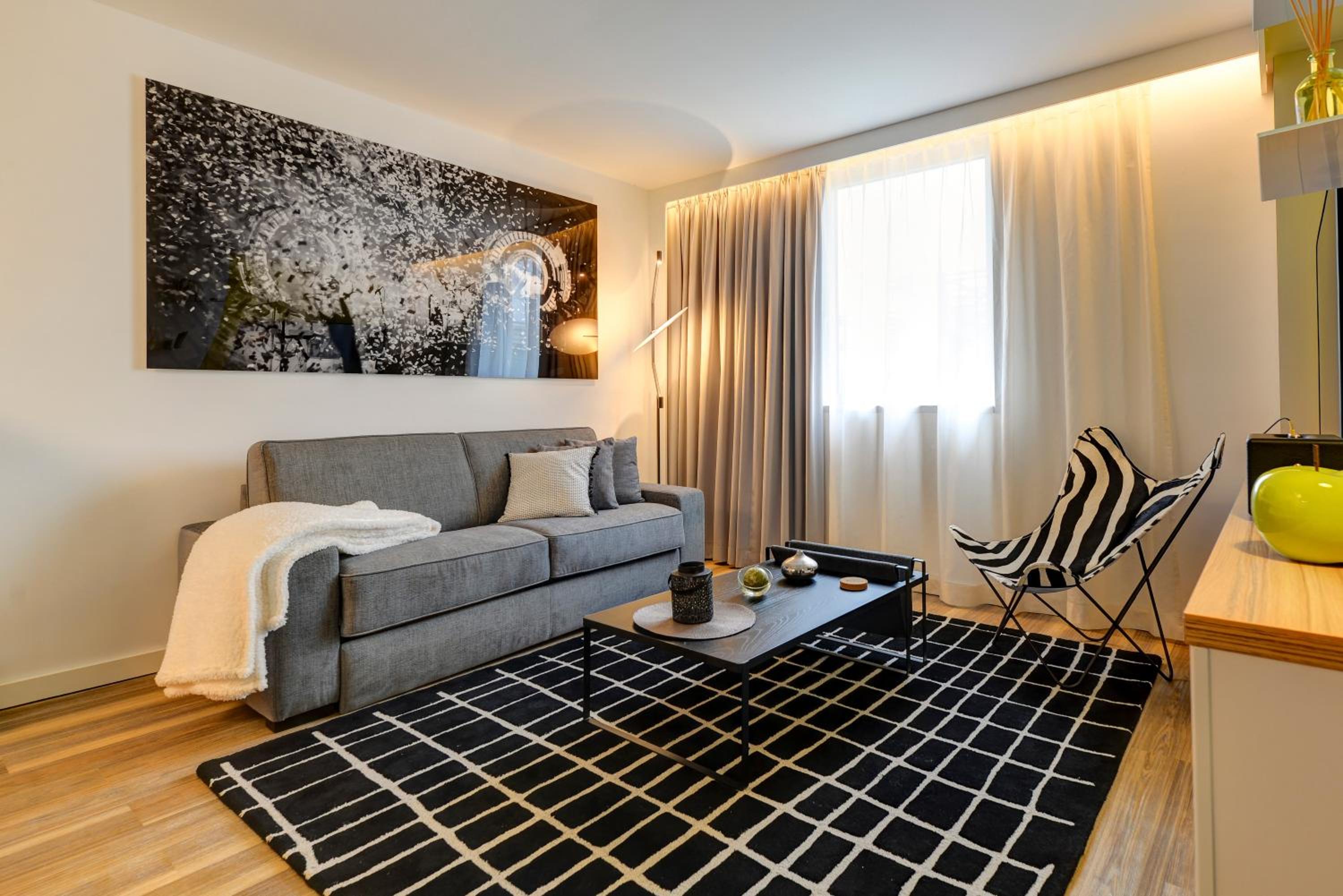 Superior Apartment with One Double Bed and View thumbnail 5