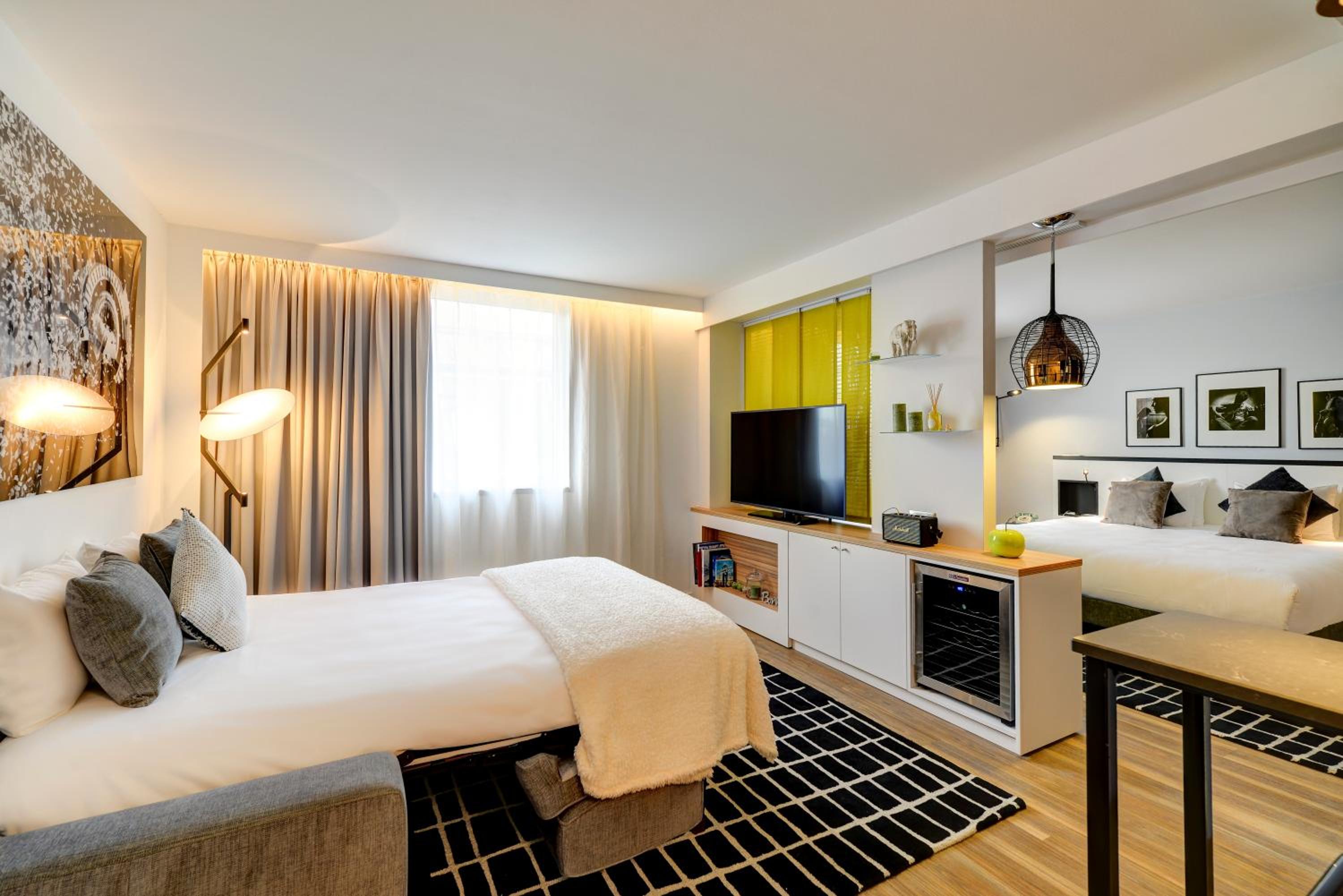 Superior Apartment with One Double Bed and View thumbnail 6