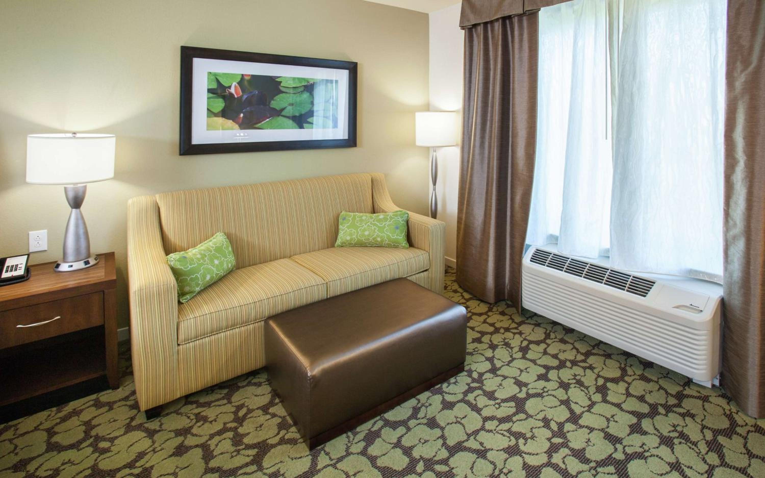 King Room with Sofa Bed - Non-Smoking photo 2
