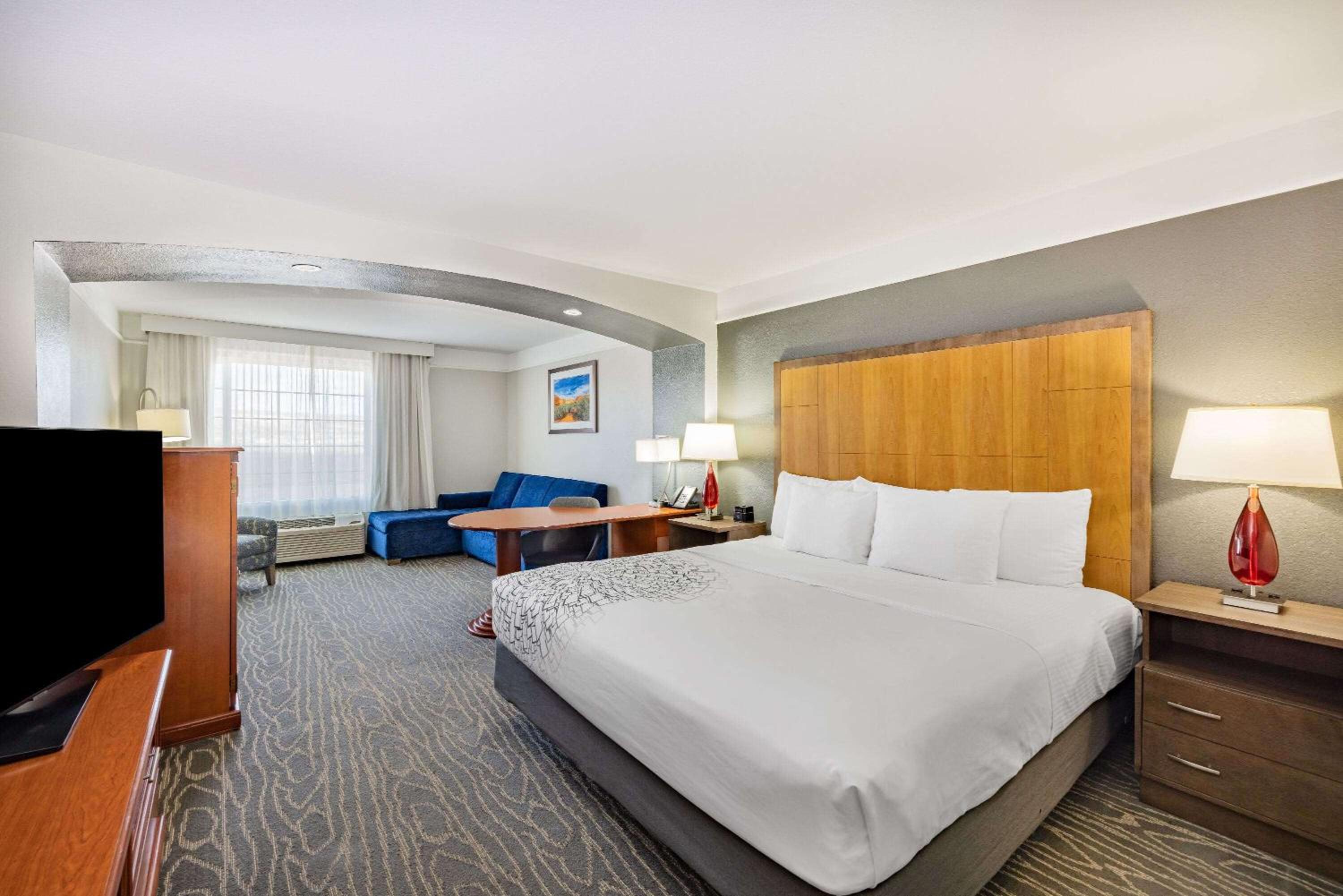 King Suite - Non-Smoking - Photo 2