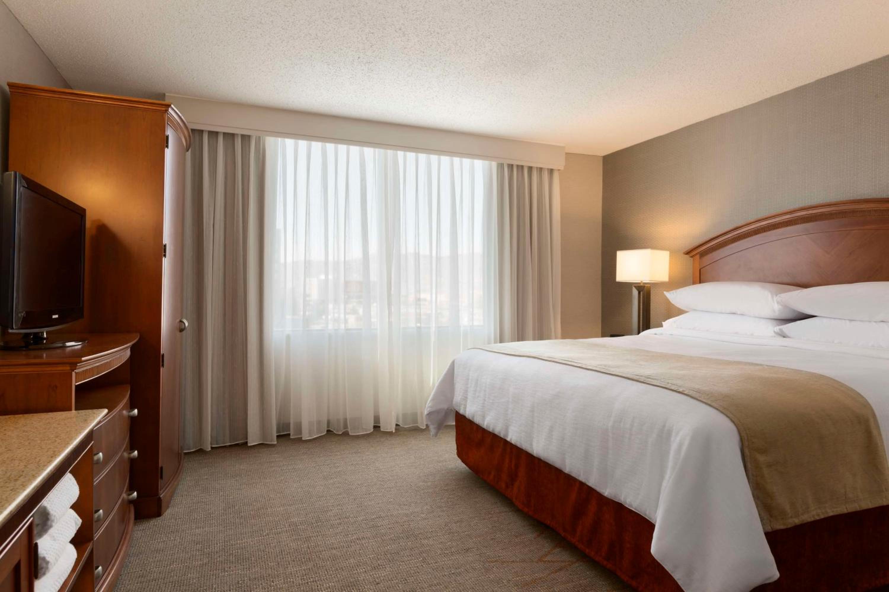 King Suite - Non-Smoking - Photo 3